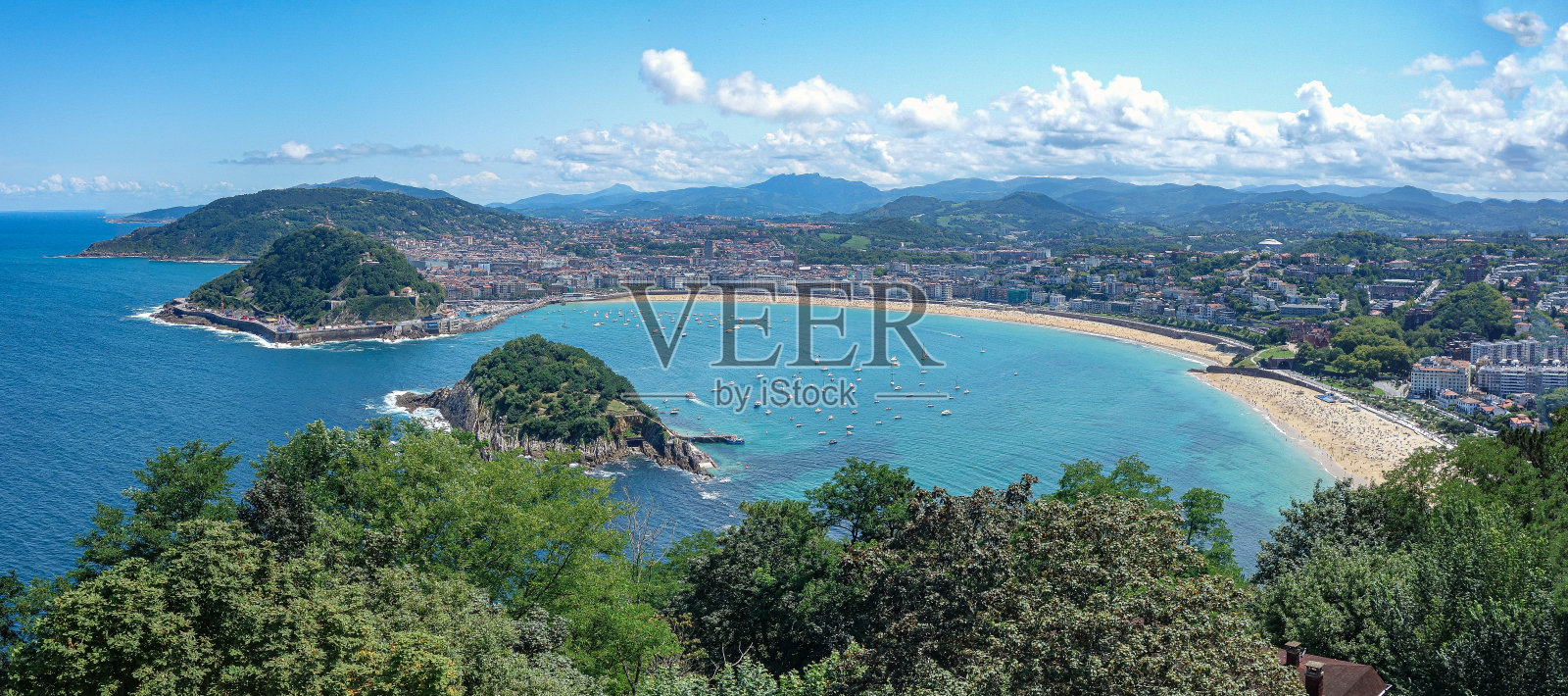 从蒙特伊格尔多俯瞰圣塞巴斯蒂安和拉孔查湾照片摄影图片