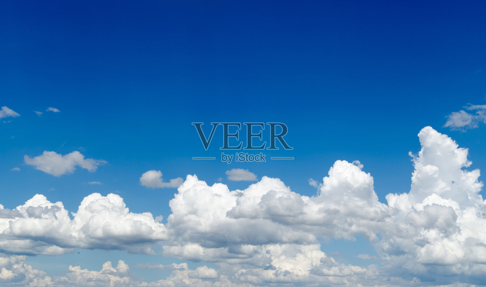 白云与蓝天为天空和云抽象的背景。照片摄影图片