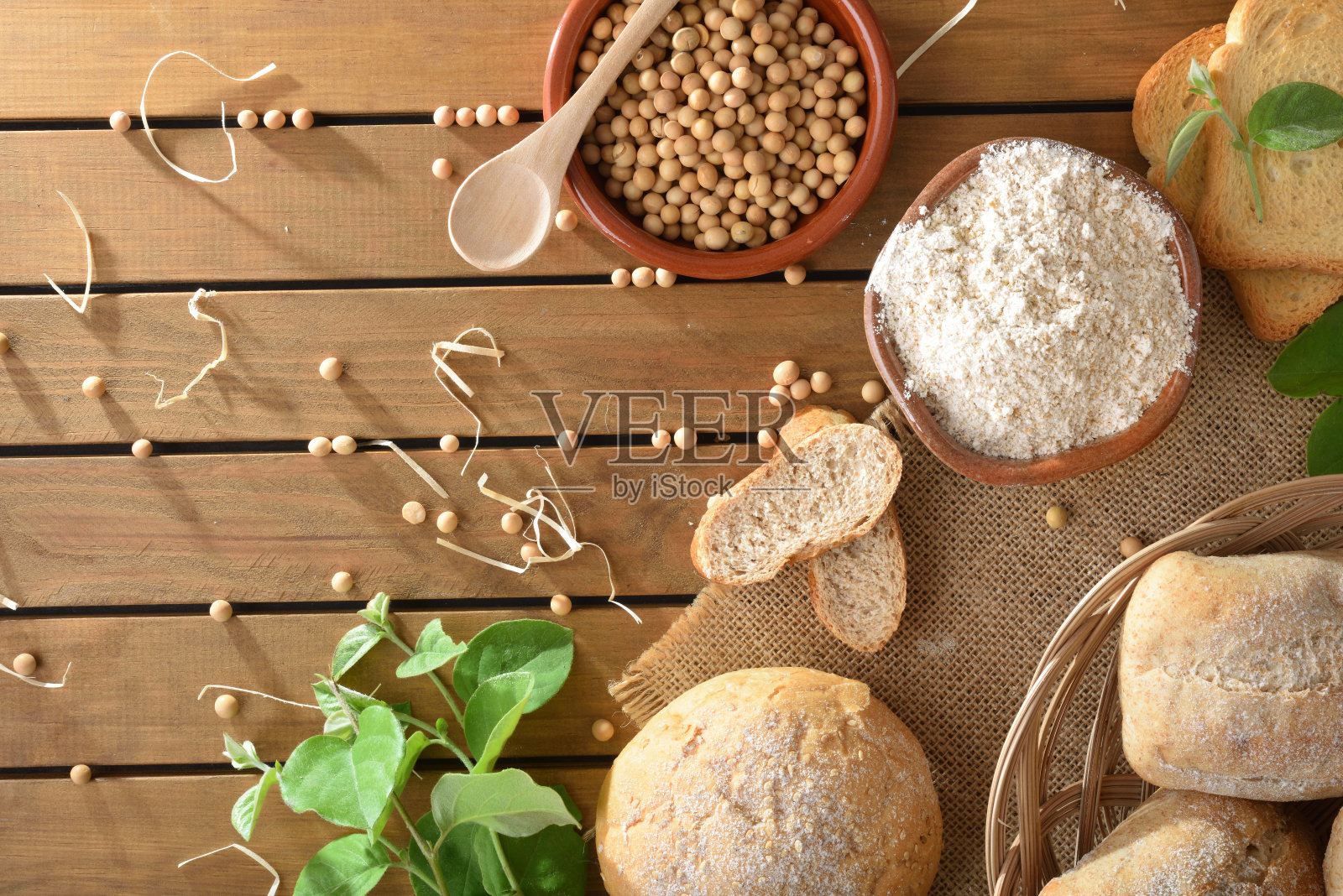 用豆粉制成的面包在质朴的桌面视图照片摄影图片