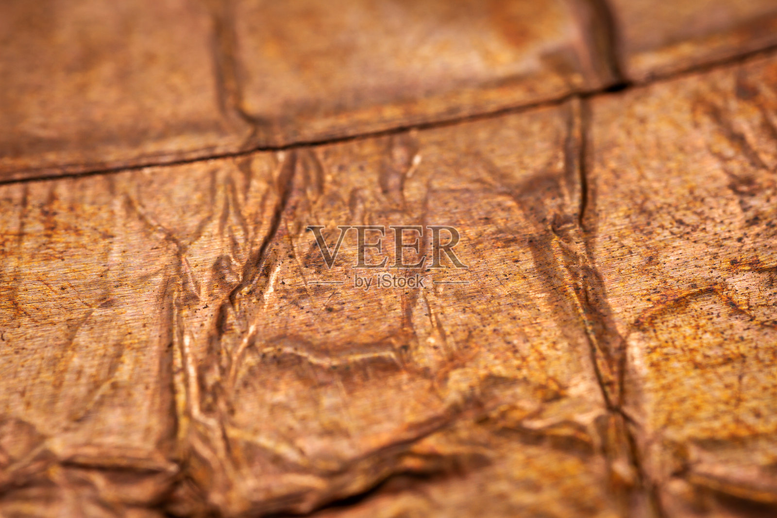 极端特写皱巴巴的黄铜箔纹理照片摄影图片