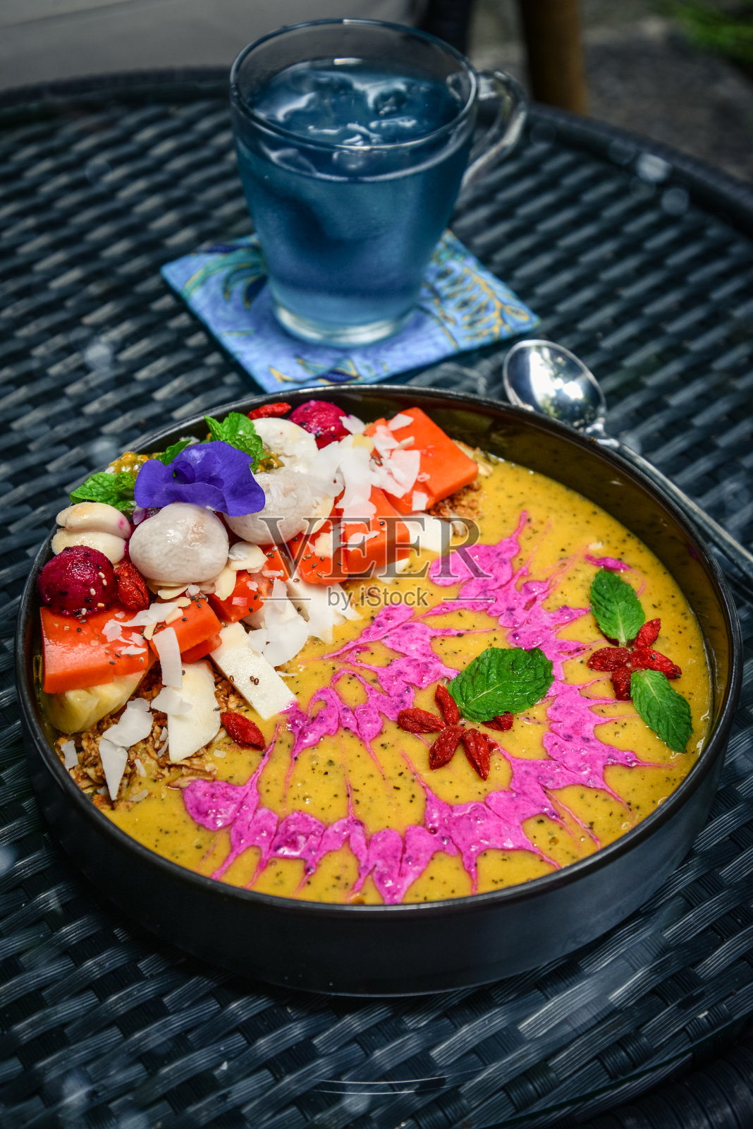 奶昔碗配格兰诺拉麦片照片摄影图片