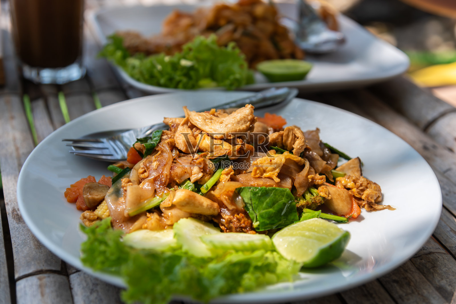 黑抽猪肉甘蓝炒米粉，亚洲街头小吃面食。照片摄影图片