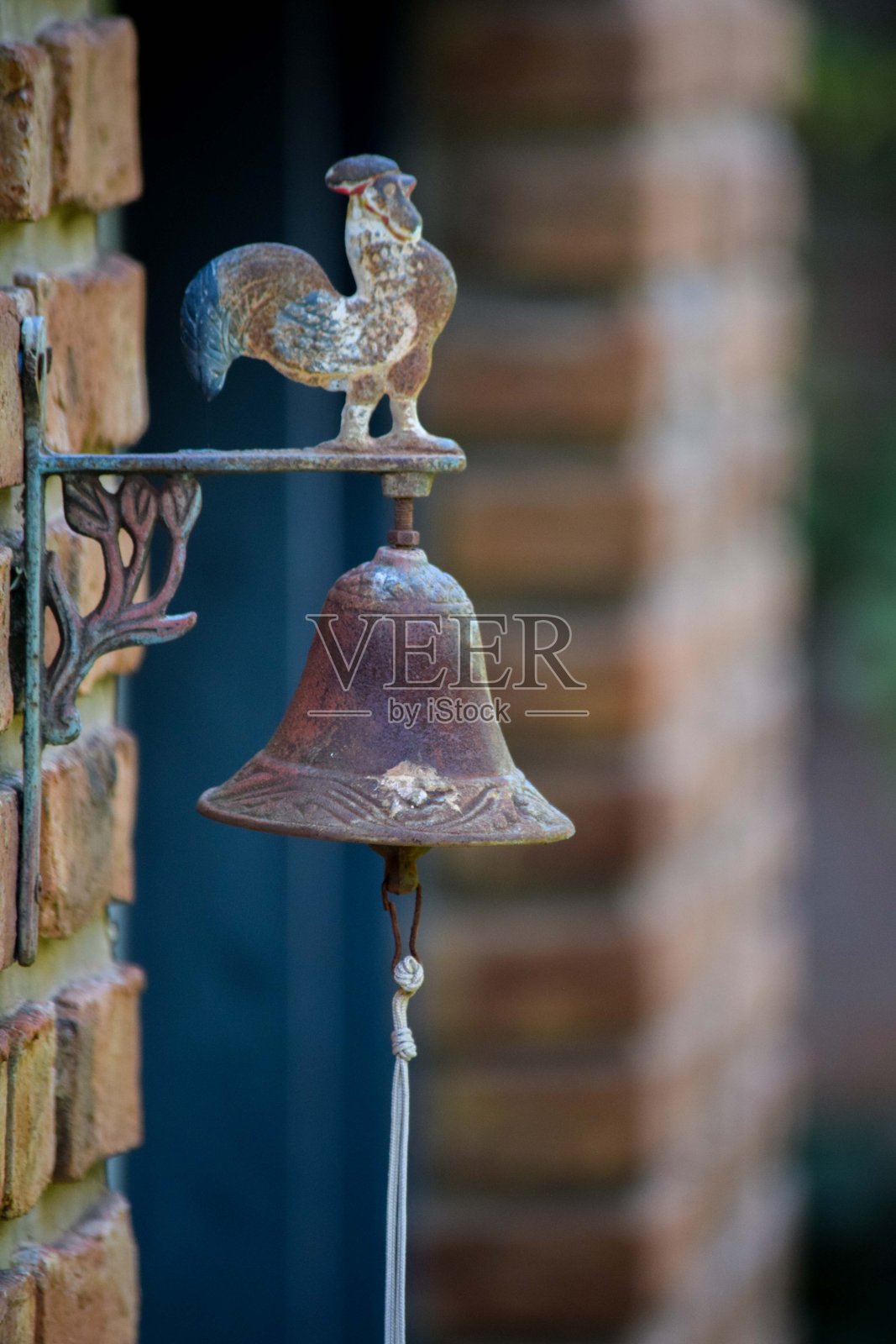 小铁钟挂在房子里照片摄影图片