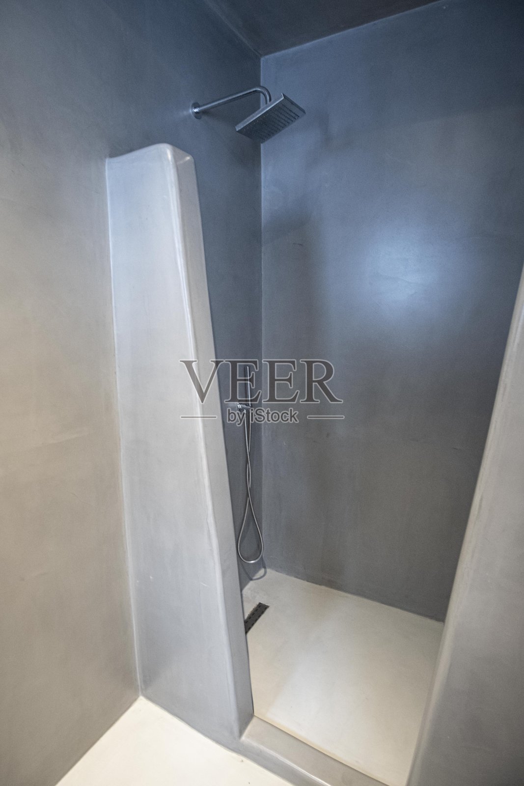 带有灰色石墙的现代室内淋浴浴室照片摄影图片