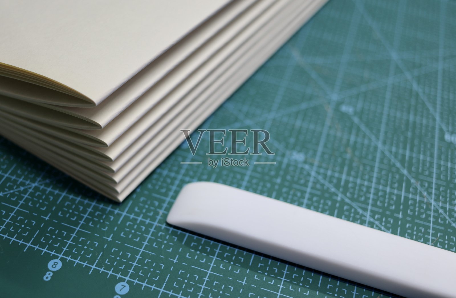 装订过程照片摄影图片