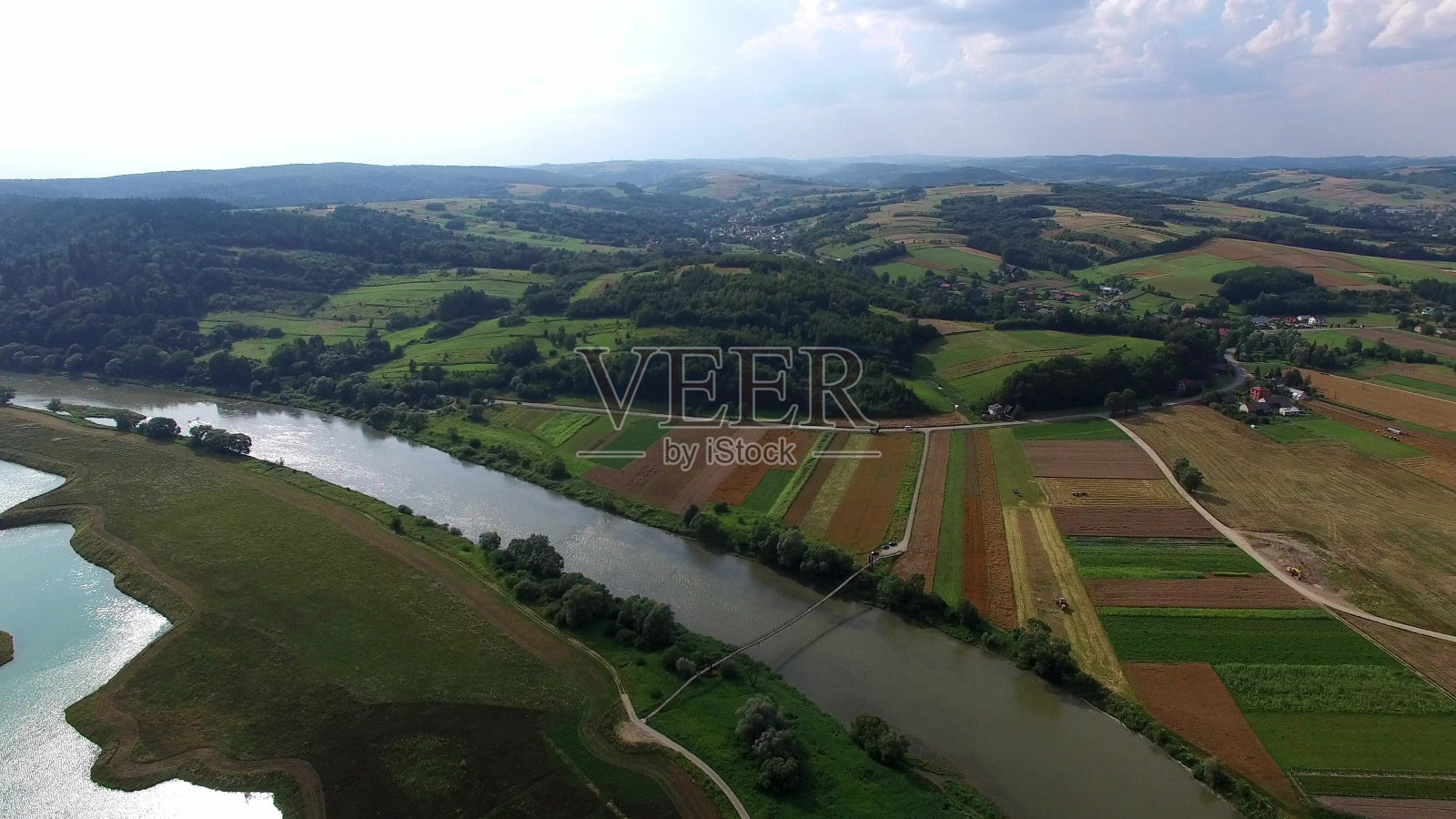 河上悬空人行桥的航拍图照片摄影图片