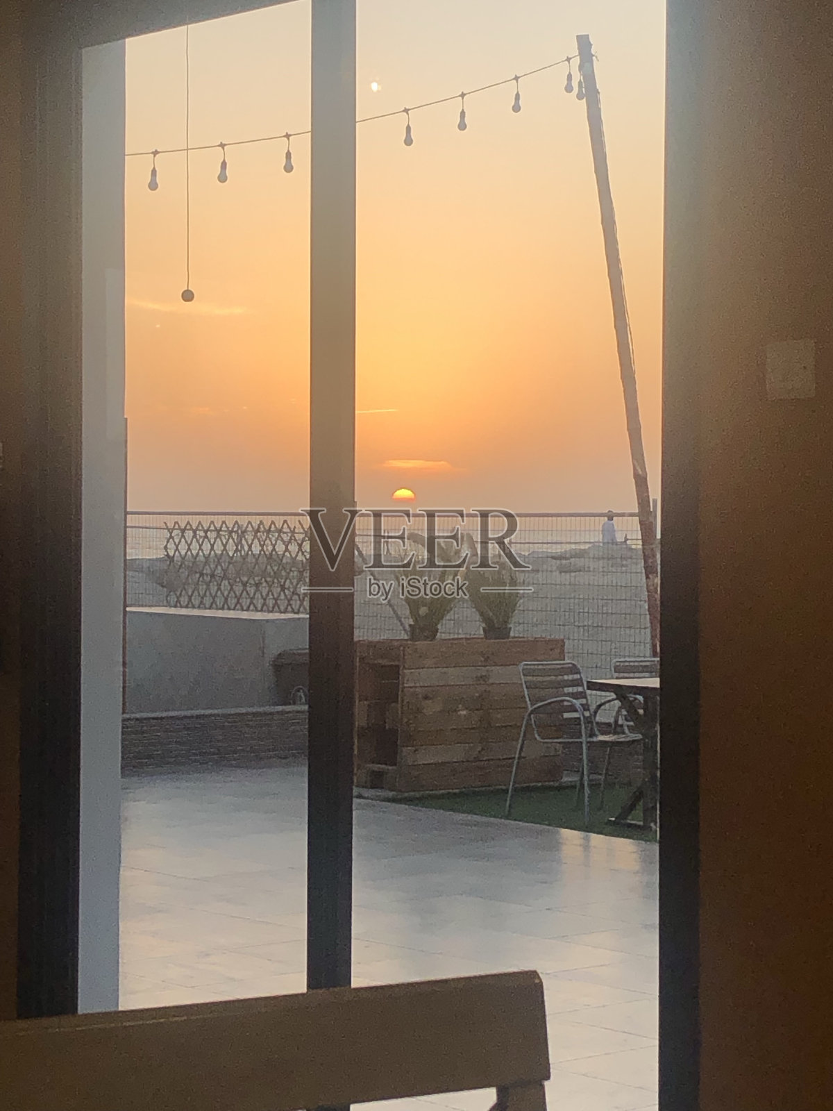 阳光下的窗户照片摄影图片