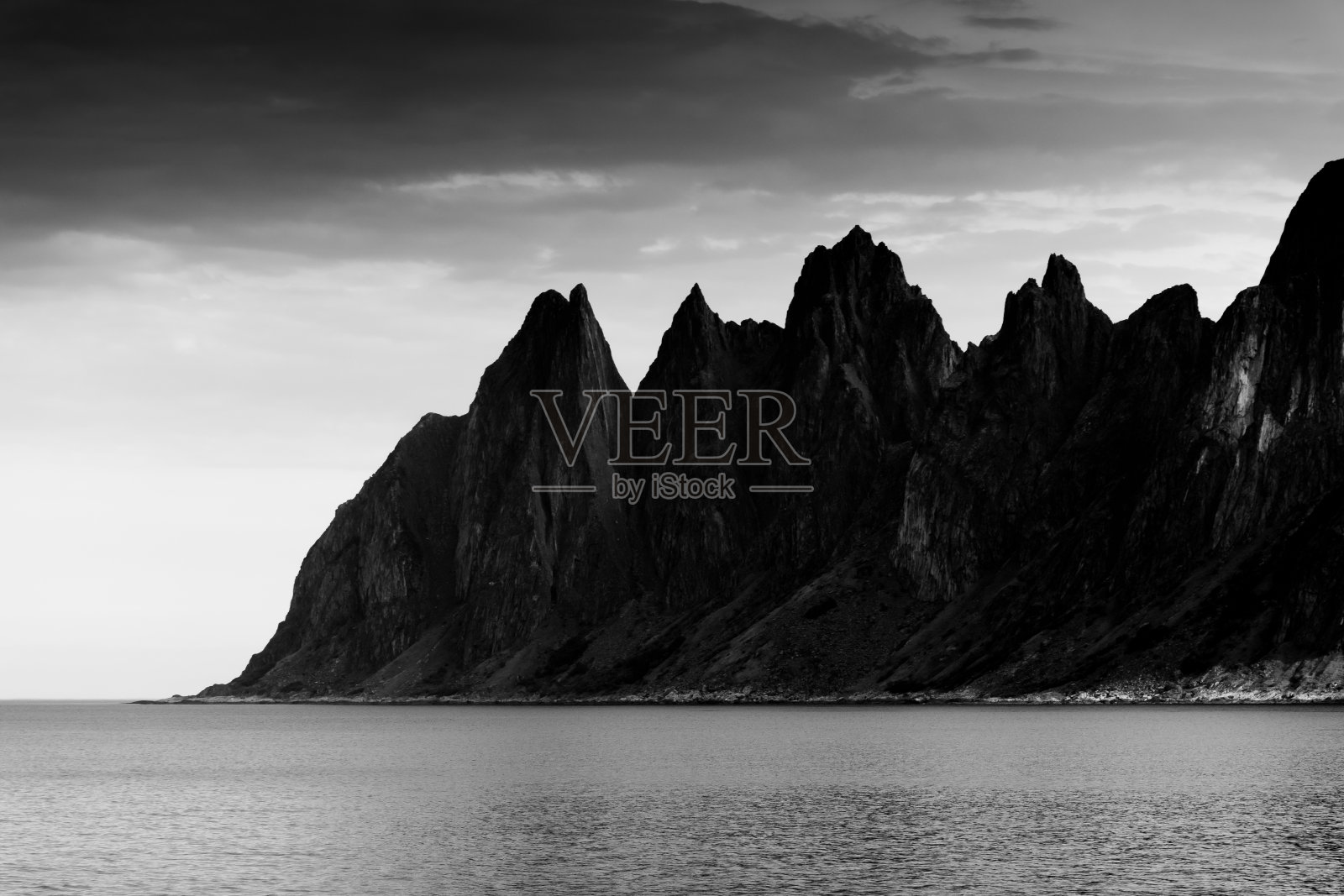 Tungeneset(魔鬼的牙齿)，位于挪威Senja岛的海洋上的山脉照片摄影图片