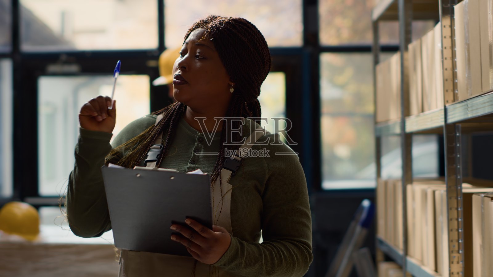 仓库检验员检查库存照片摄影图片