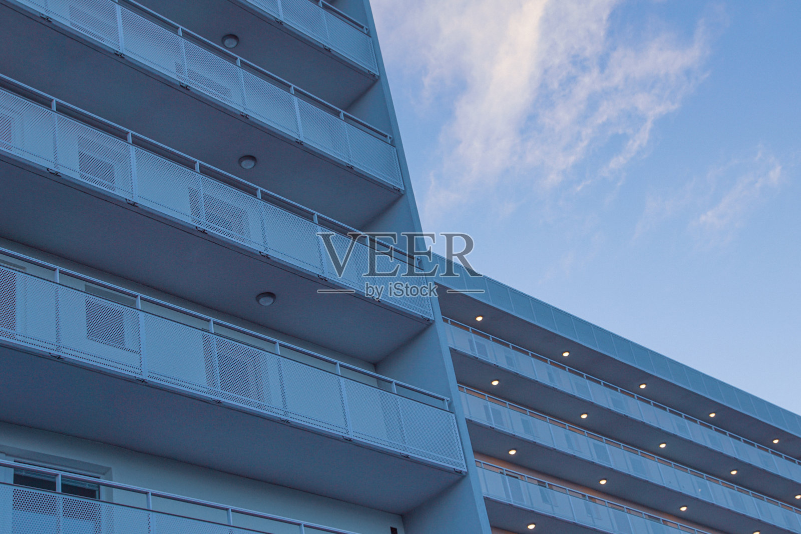 建筑物对着天空的低角度视图照片摄影图片