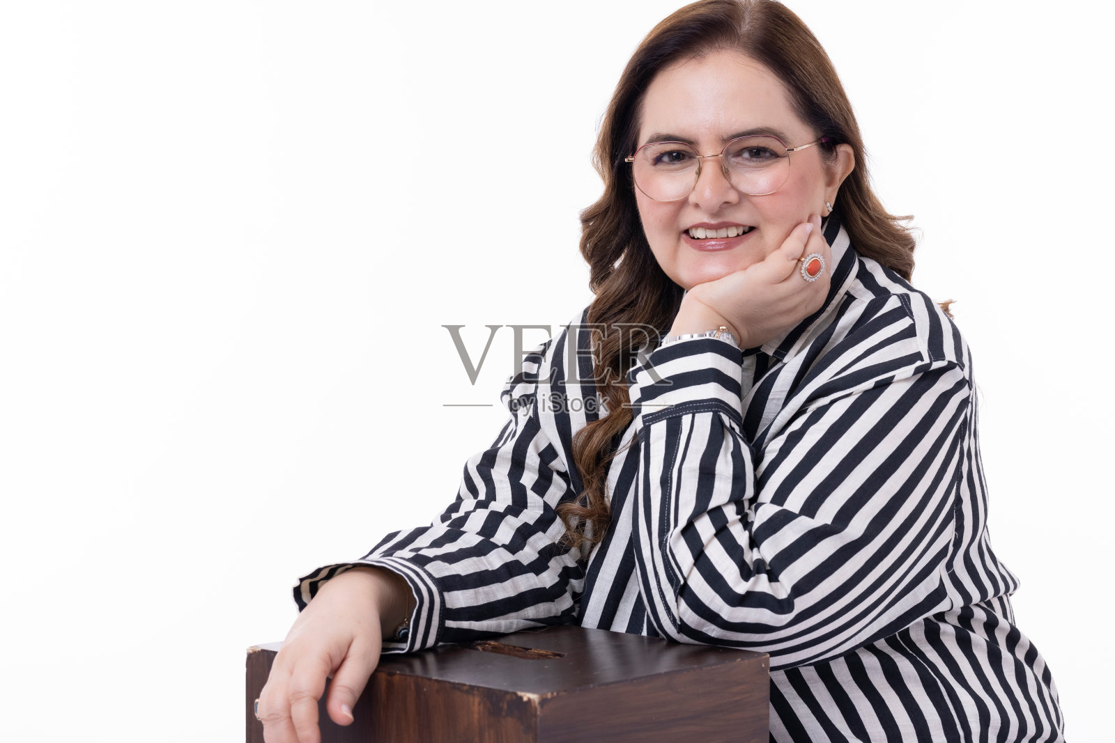 一个自信的老年女性在白色背景下的工作室肖像。照片摄影图片