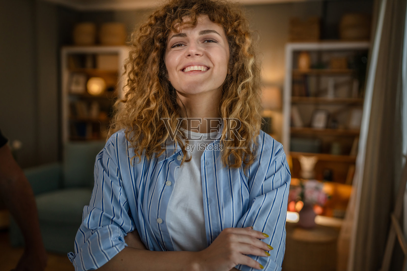 一个成年白人妇女的画像在家里快乐的微笑卷发照片摄影图片