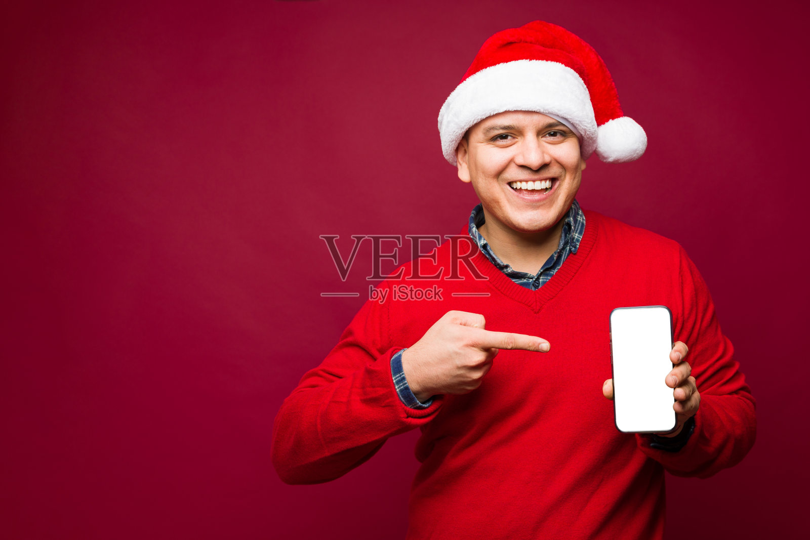 帅哥在圣诞节买了一部新的智能手机照片摄影图片