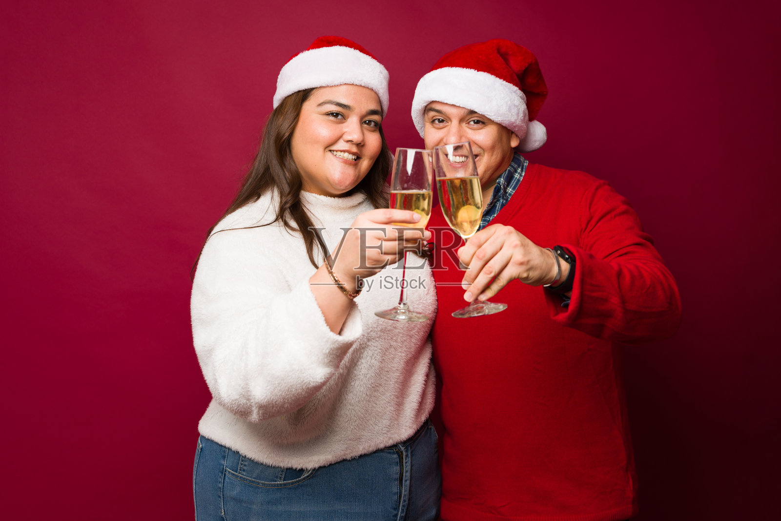 一对微笑的夫妇在圣诞节用香槟敬酒照片摄影图片