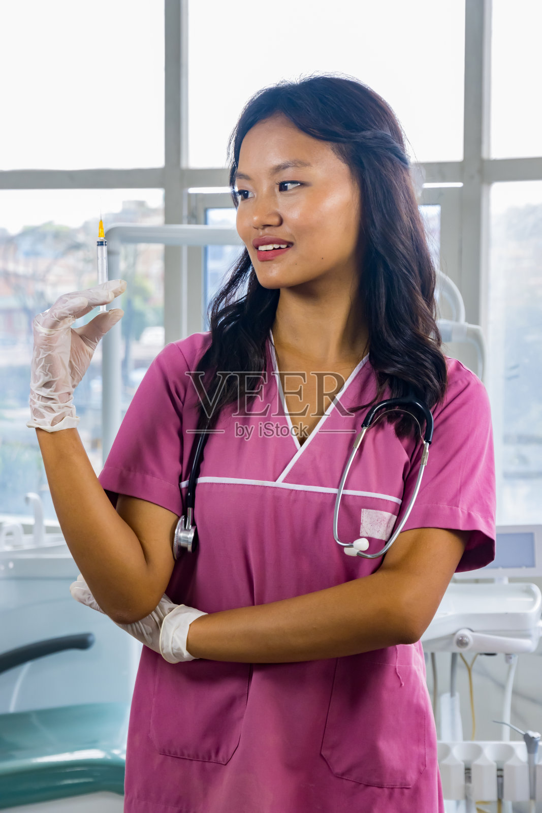 自信美丽的印度尼泊尔牙医医生女孩微笑和手势照片摄影图片