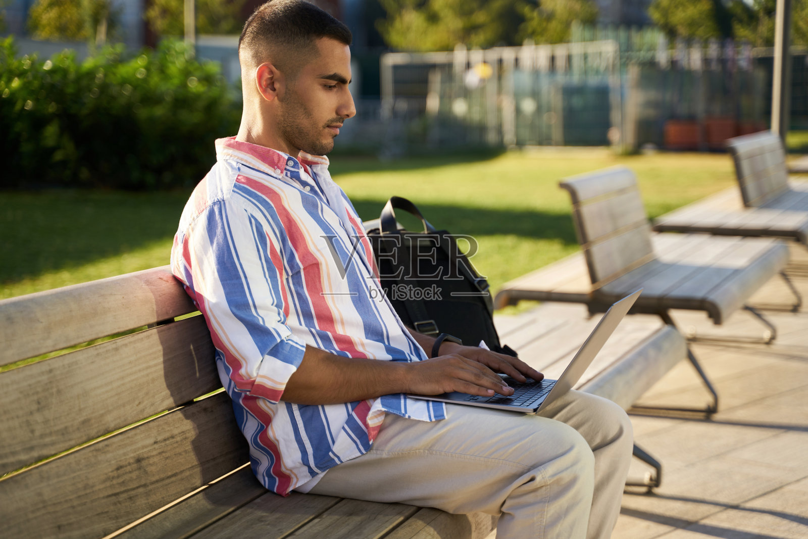 中东程序员在工作场所使用笔记本电脑进行在线自由职业项目照片摄影图片