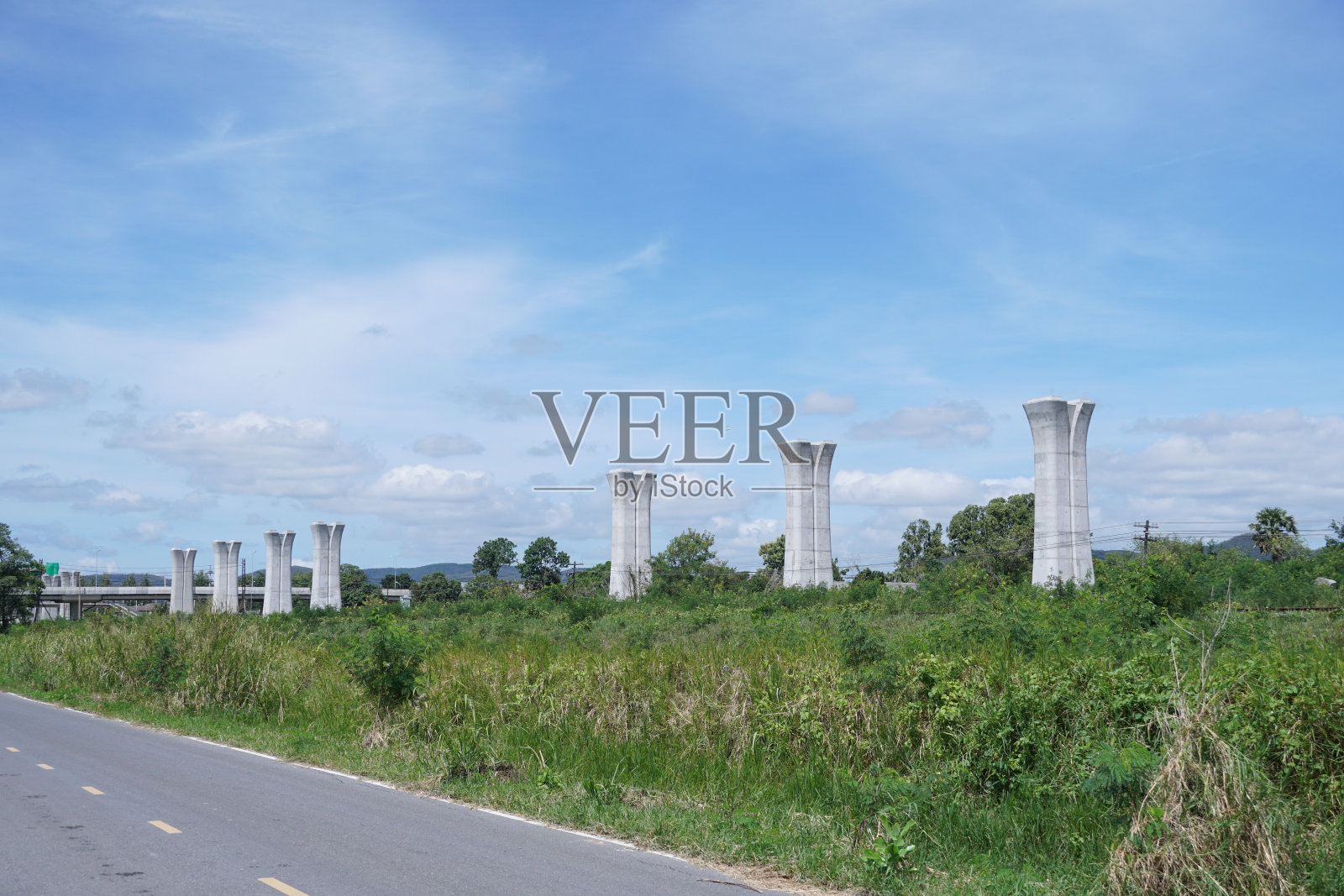 高速公路天路施工现场。工程技术创新。照片摄影图片