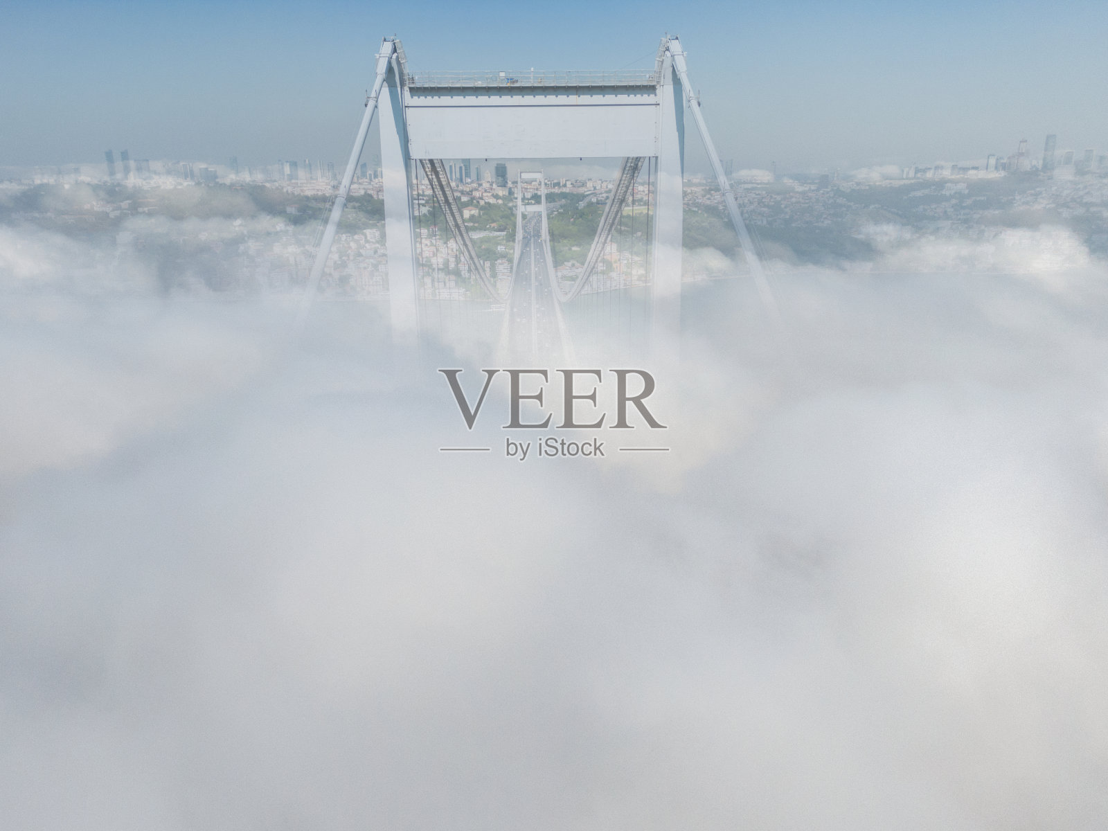 雾中的博斯普鲁斯大桥。照片摄影图片