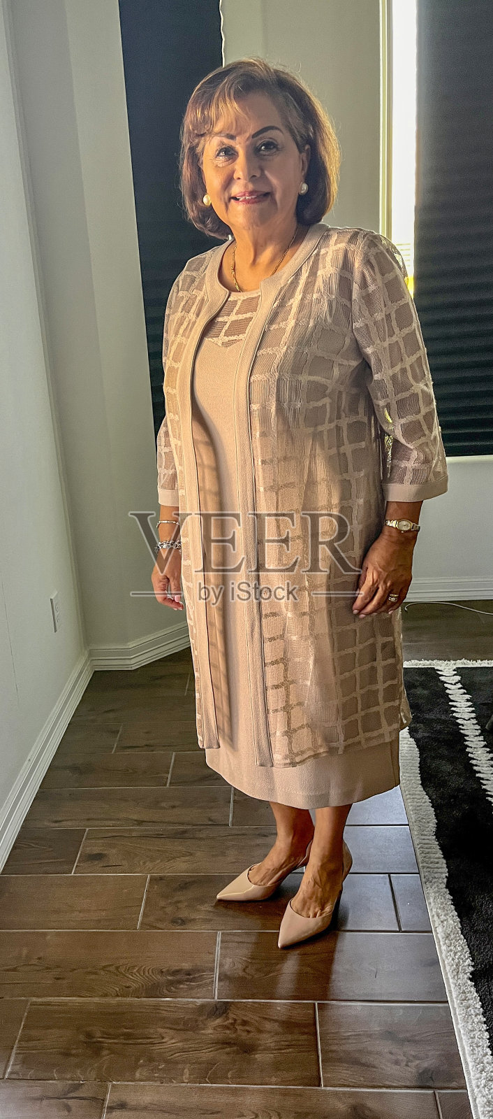 西班牙裔老年妇女全身画像照片摄影图片