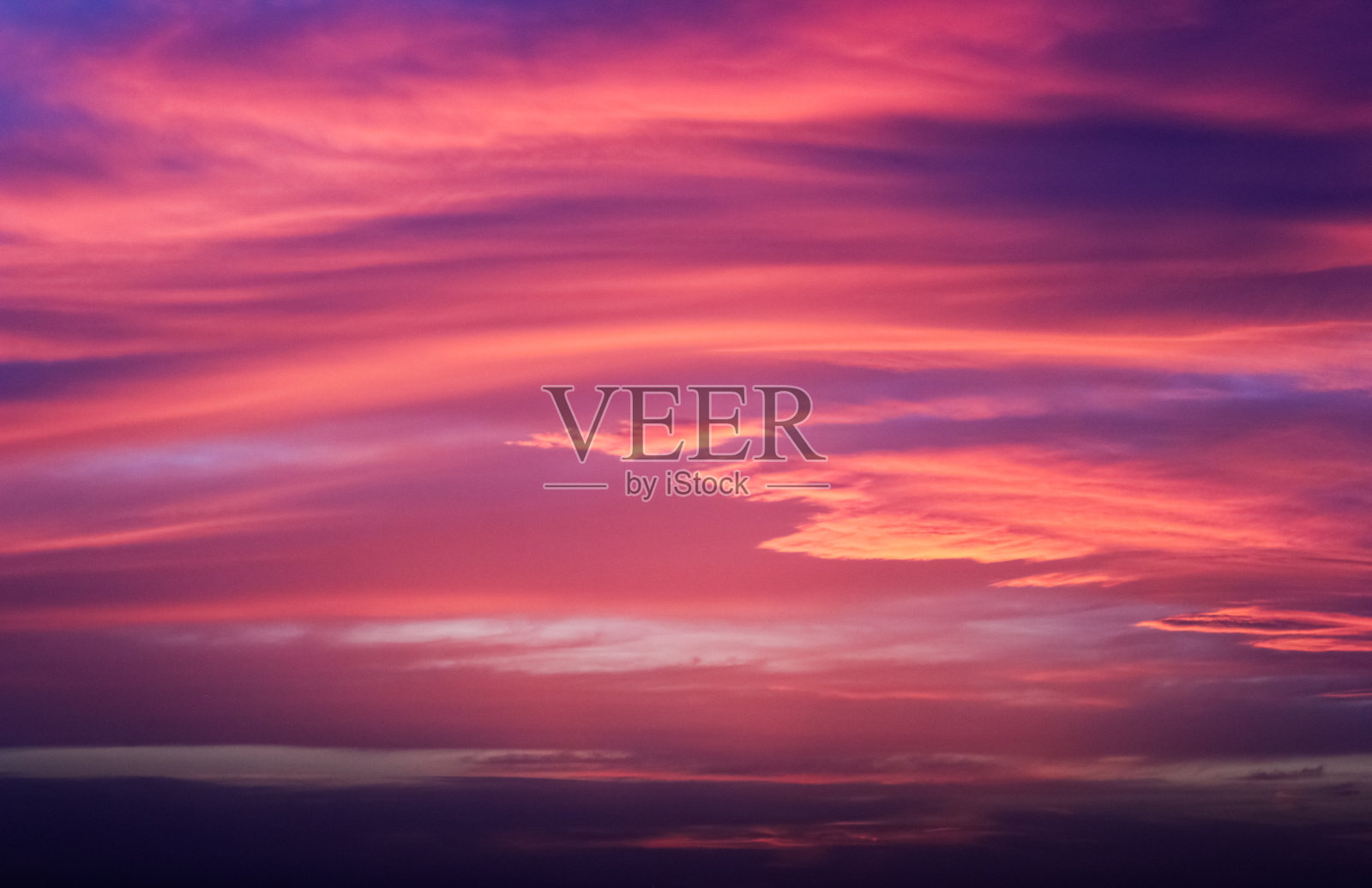 美丽的洋红色的云在日落照片摄影图片