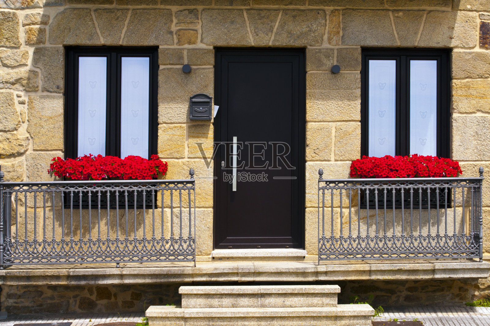 阳台上装饰有花盆，铸铁栏杆。照片摄影图片