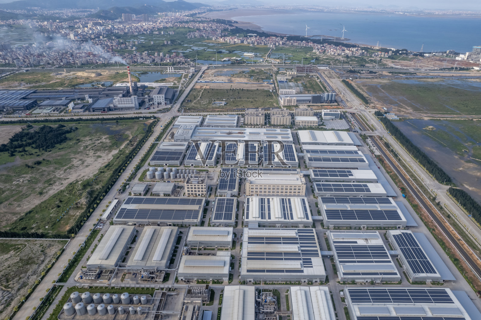 大型工厂使用的太阳能电池板照片摄影图片