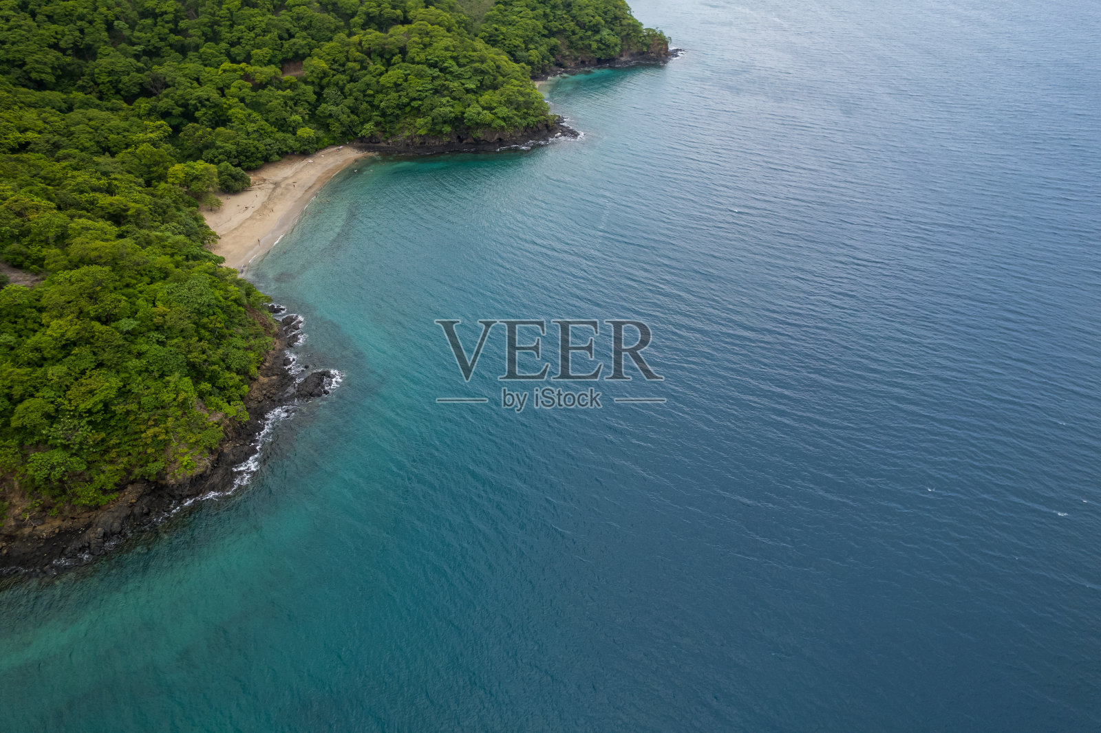 美丽的鸟瞰图，Playas del Coco, Hermosa海滩和它的绿色山脉，海湾和游艇在哥斯达黎加照片摄影图片