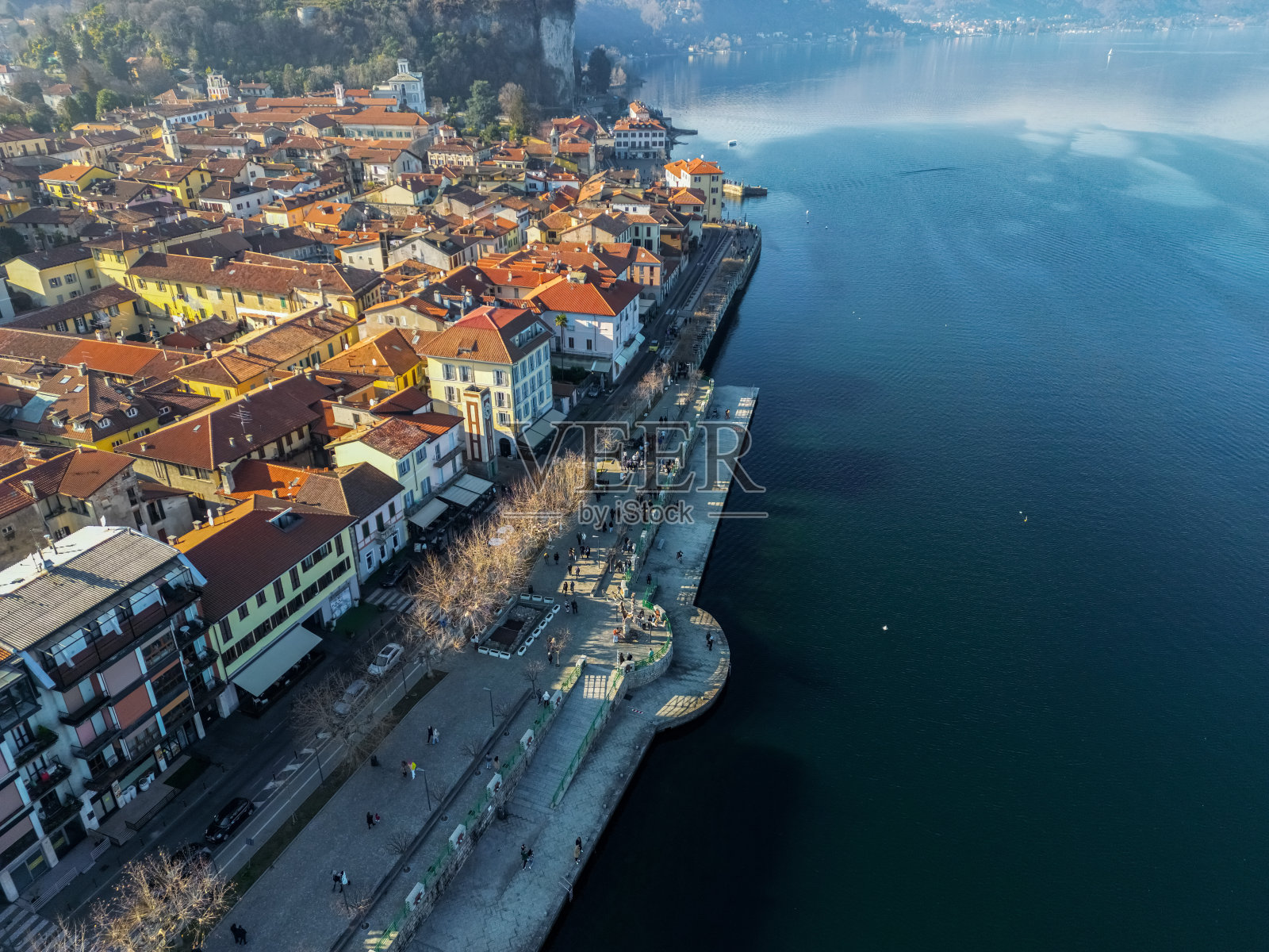 无人机拍摄的阿罗纳市，位于意大利皮埃蒙特的马焦雷湖畔照片摄影图片