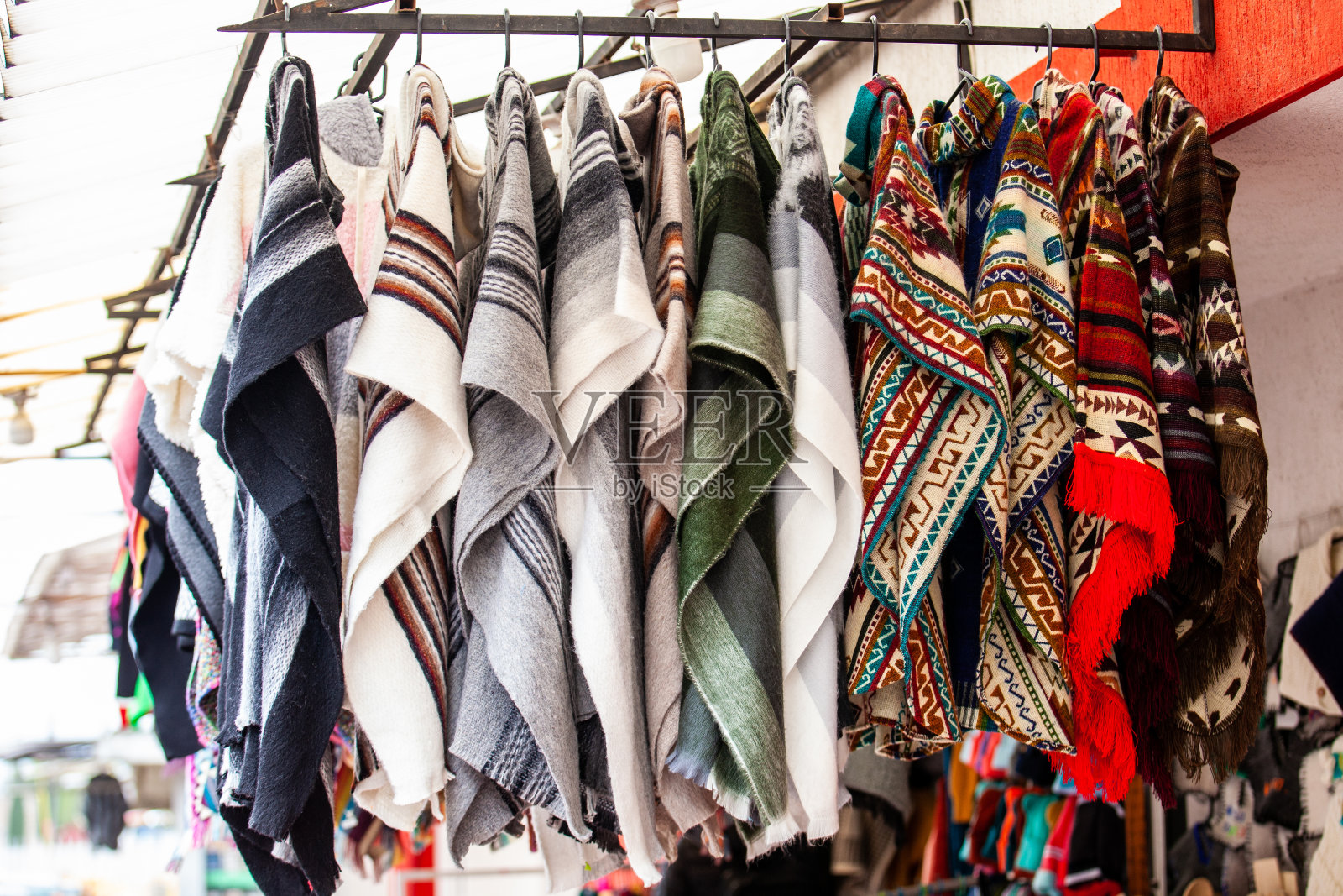 在哥伦比亚博雅卡地区美丽的Nobsa小镇上，传统手工制作的ruanas照片摄影图片