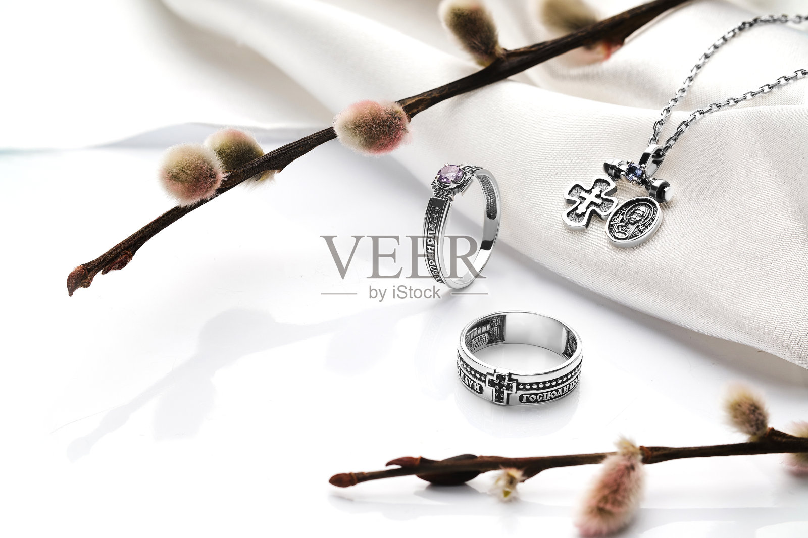 优雅的珠宝套装。镶有宝石的珠宝。首饰配件拼贴。产品静物概念。戒指、项链和耳环。照片摄影图片