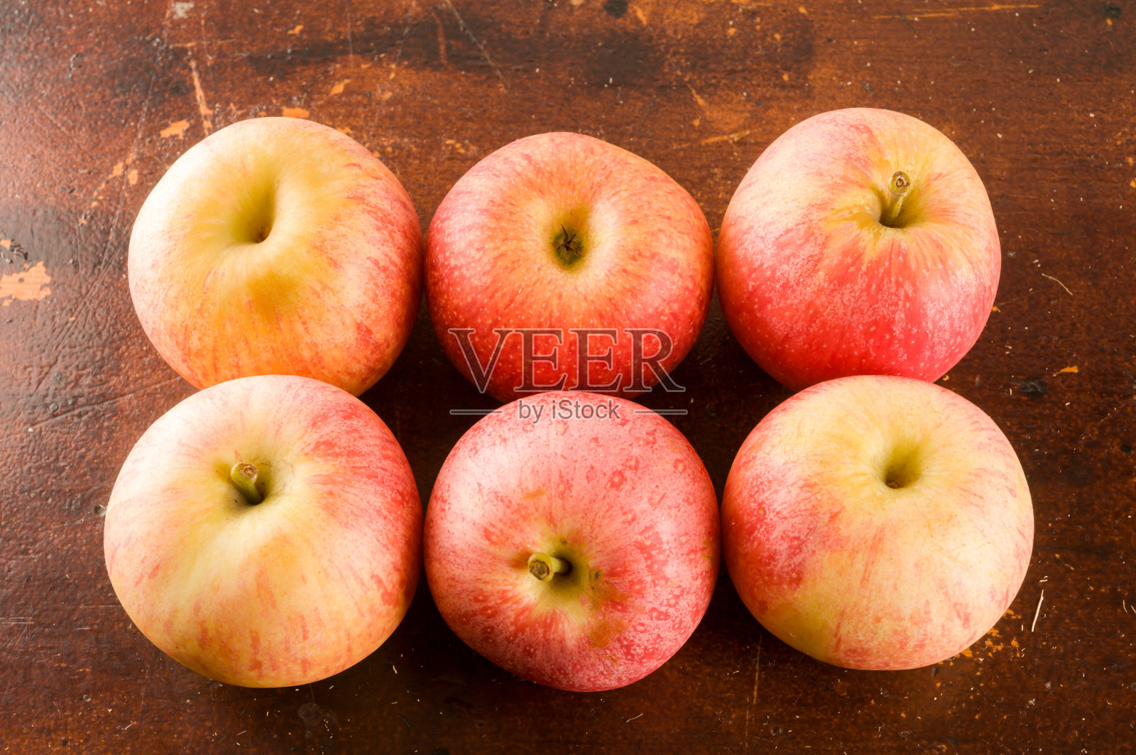 以新鲜的红苹果为背景照片摄影图片