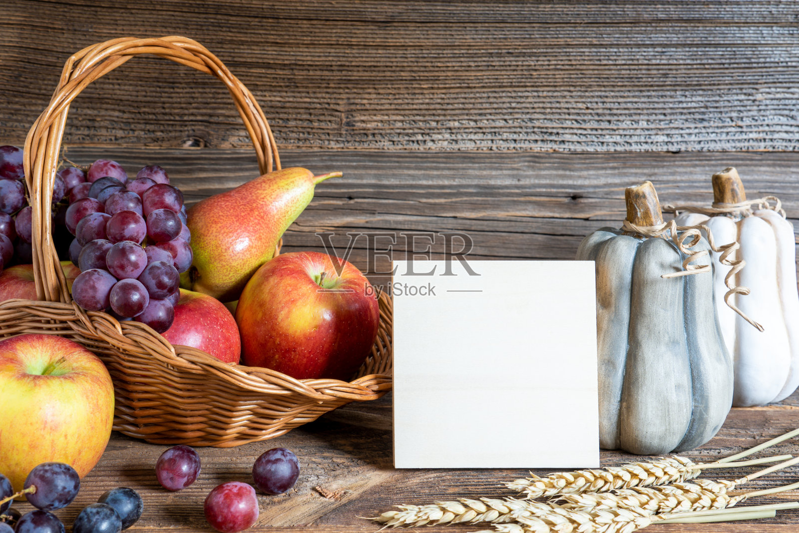 秋天装饰与水果和南瓜装饰和Copyspace照片摄影图片