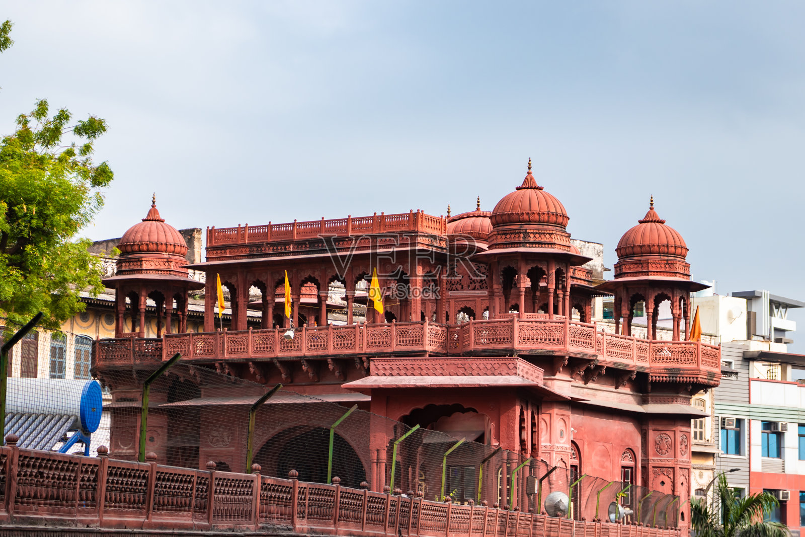 古老的艺术圣耆那庙入口，清晨多云的天空照片摄影图片