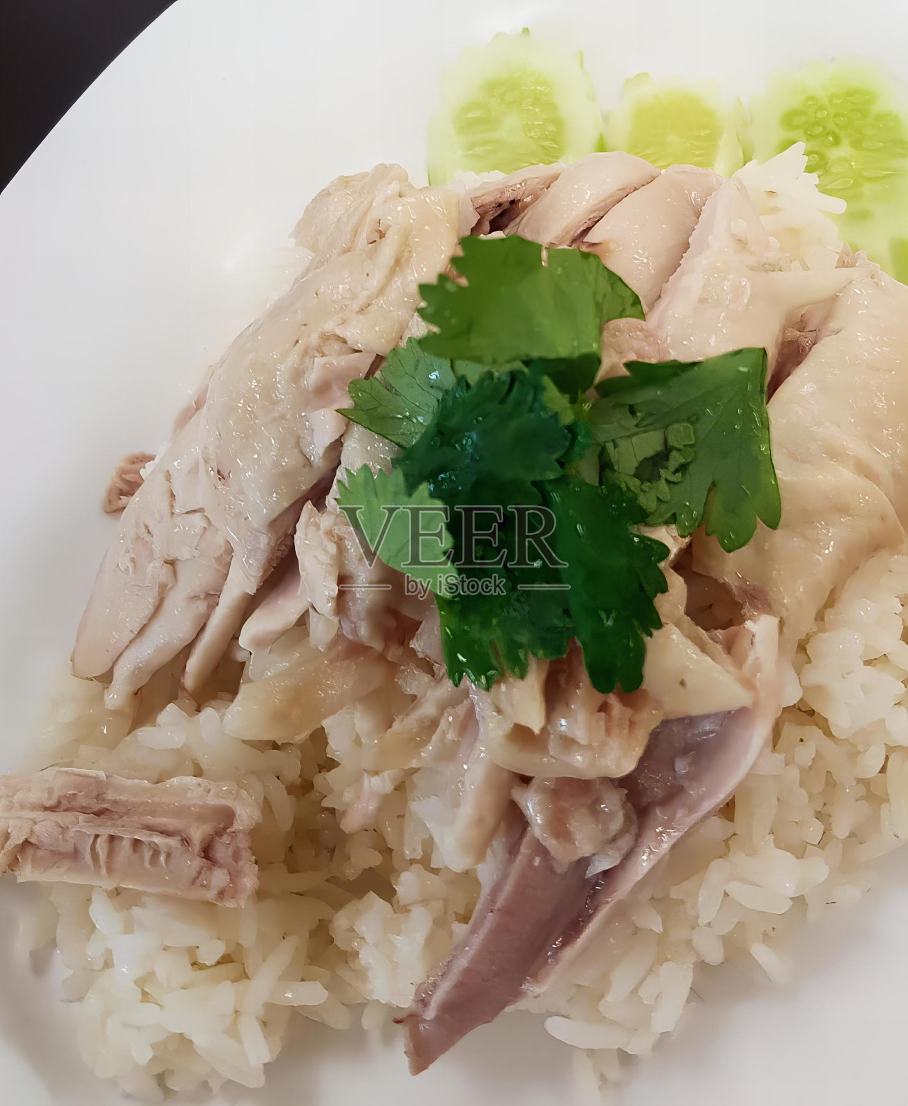 一盘米饭配肉和蔬菜的照片，上面有一盘米饭配肉和蔬菜。照片摄影图片