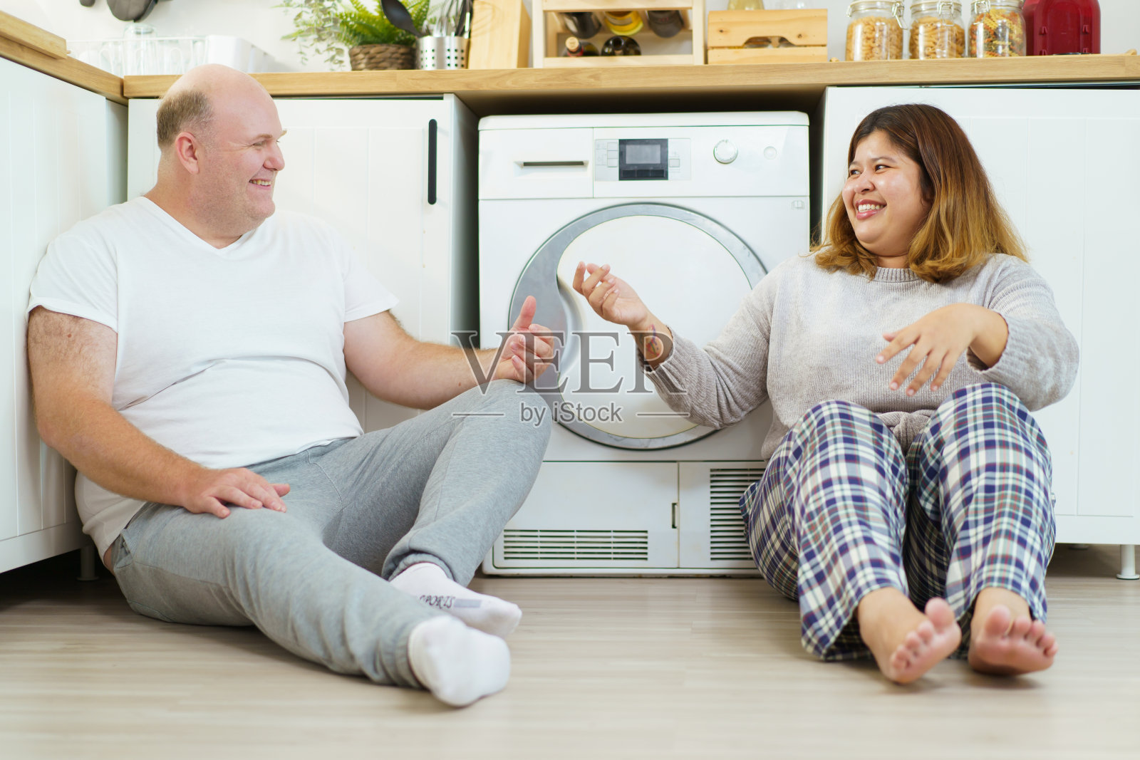 不同种族的夫妻。照片摄影图片