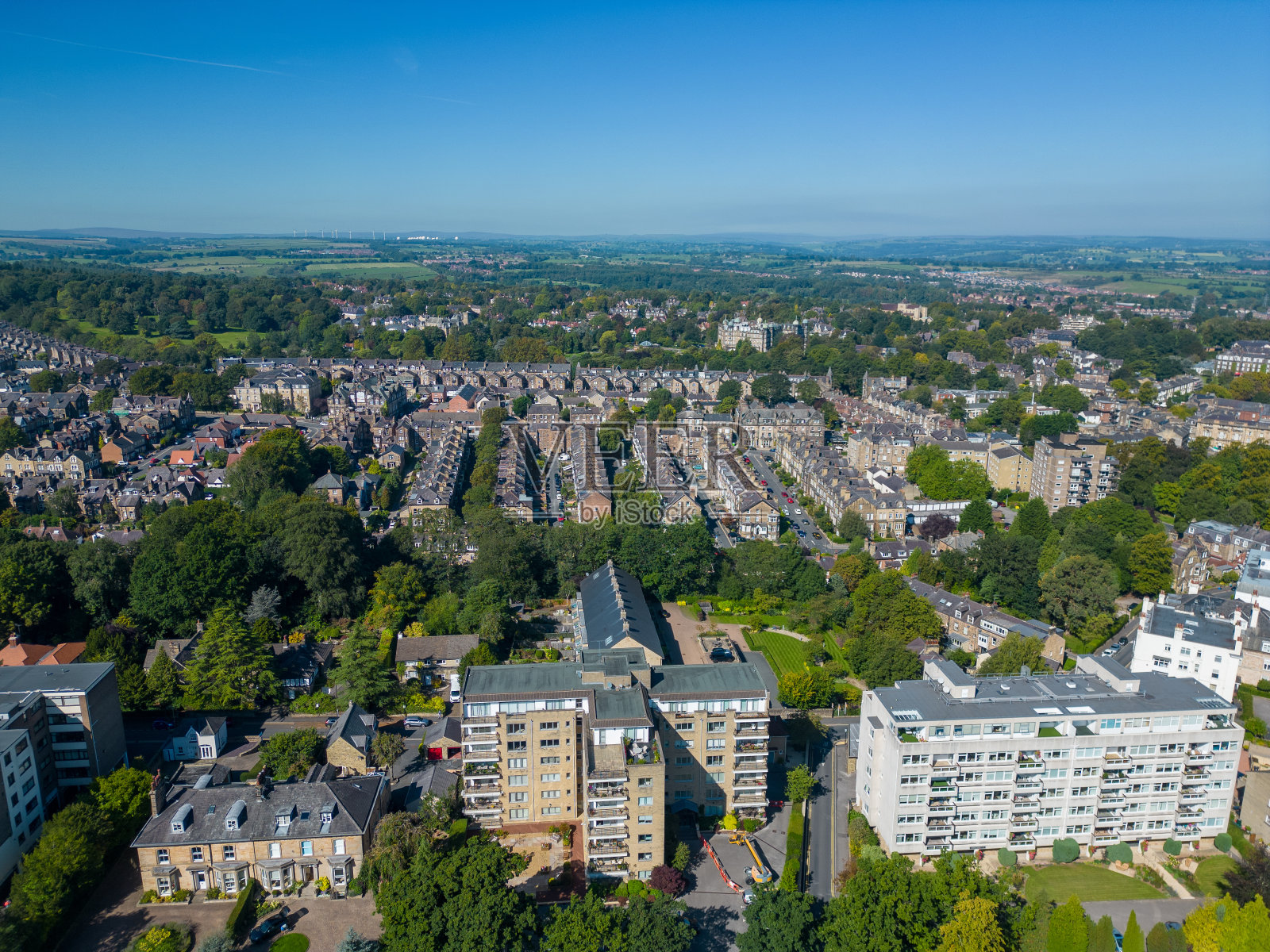 鸟瞰哈罗盖特市中心的建筑在北约克郡，英国。在美好的夏季天气条件下，用0级无人机拍摄照片摄影图片