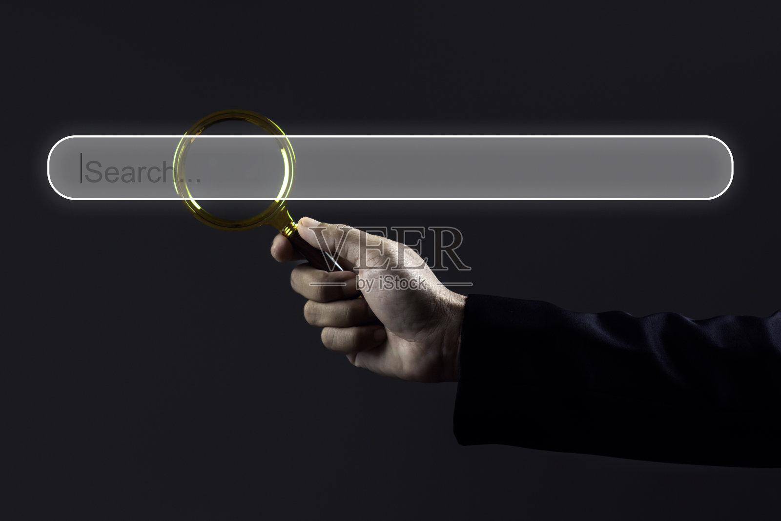 商人正在触摸智能手机，黑色背景下的虚拟屏幕搜索栏。照片摄影图片