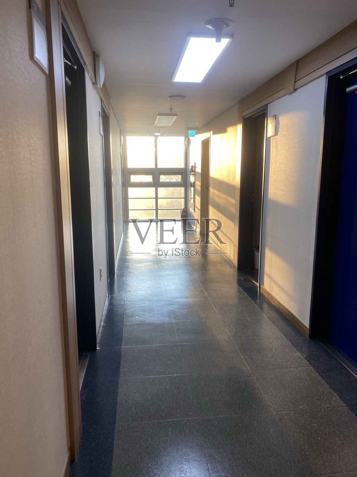 日落的阳光漏在公寓楼里照片摄影图片