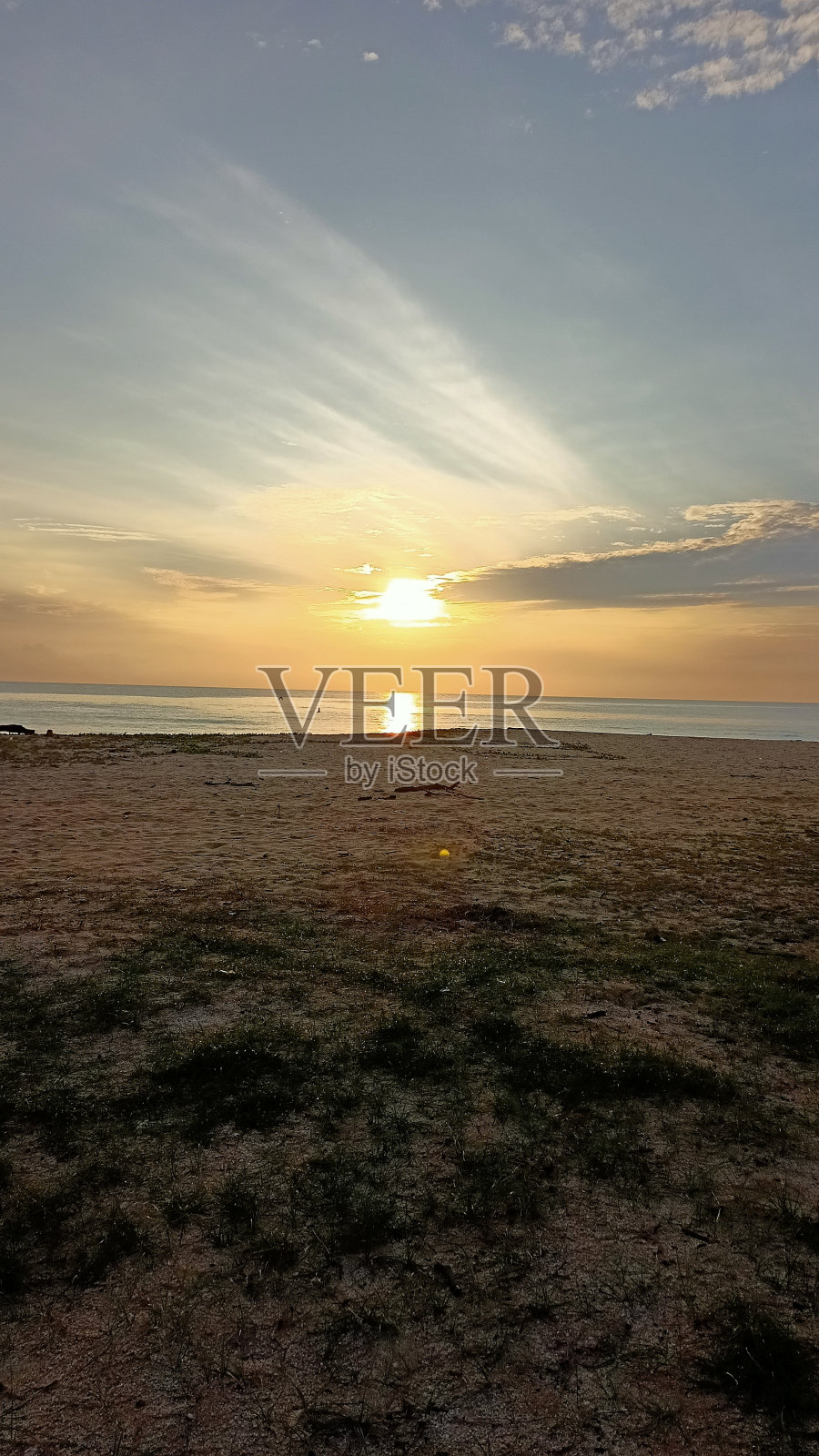 沙滩上的日出，沙滩和晴朗的天空照片摄影图片