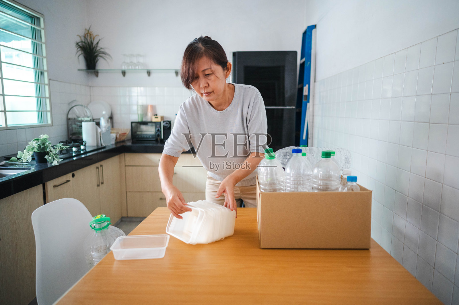 向可持续发展迈出一步:亚洲妇女回收塑料瓶照片摄影图片