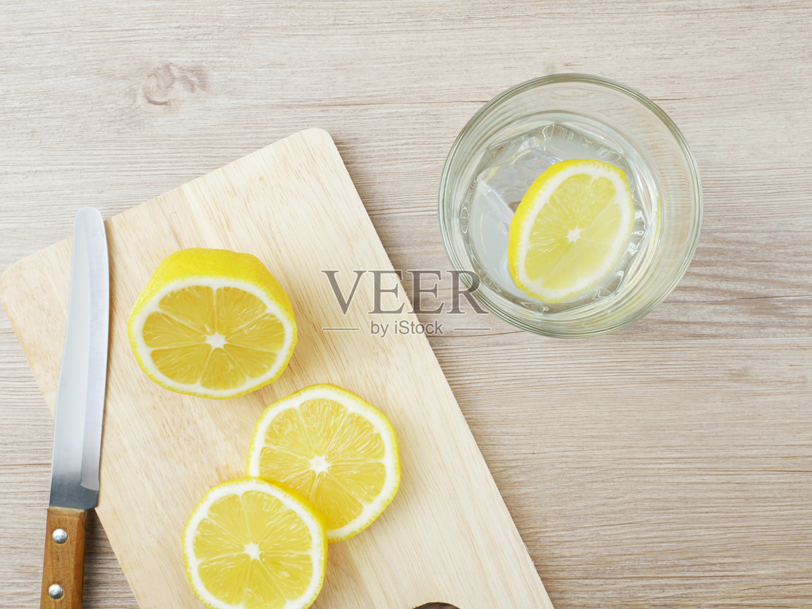 切片的柠檬放在木板上。照片摄影图片