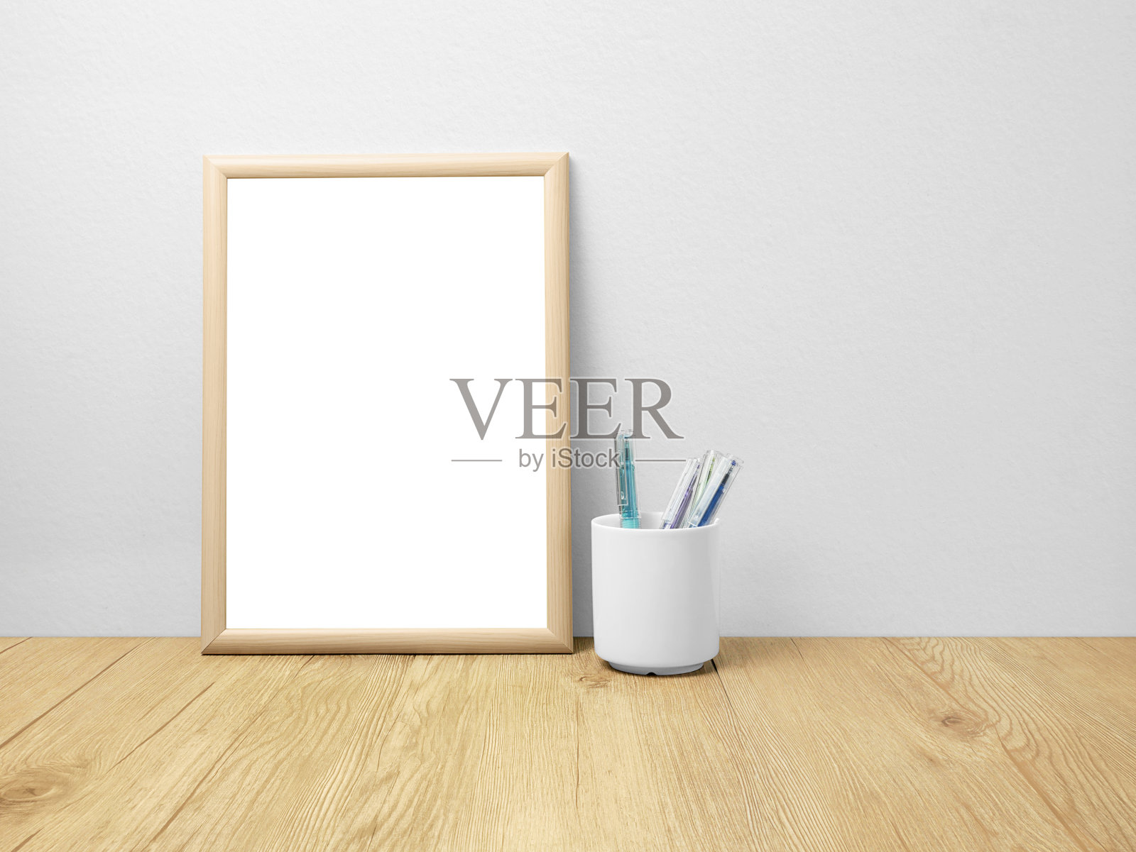 空白框架模型在木地板上与笔照片摄影图片