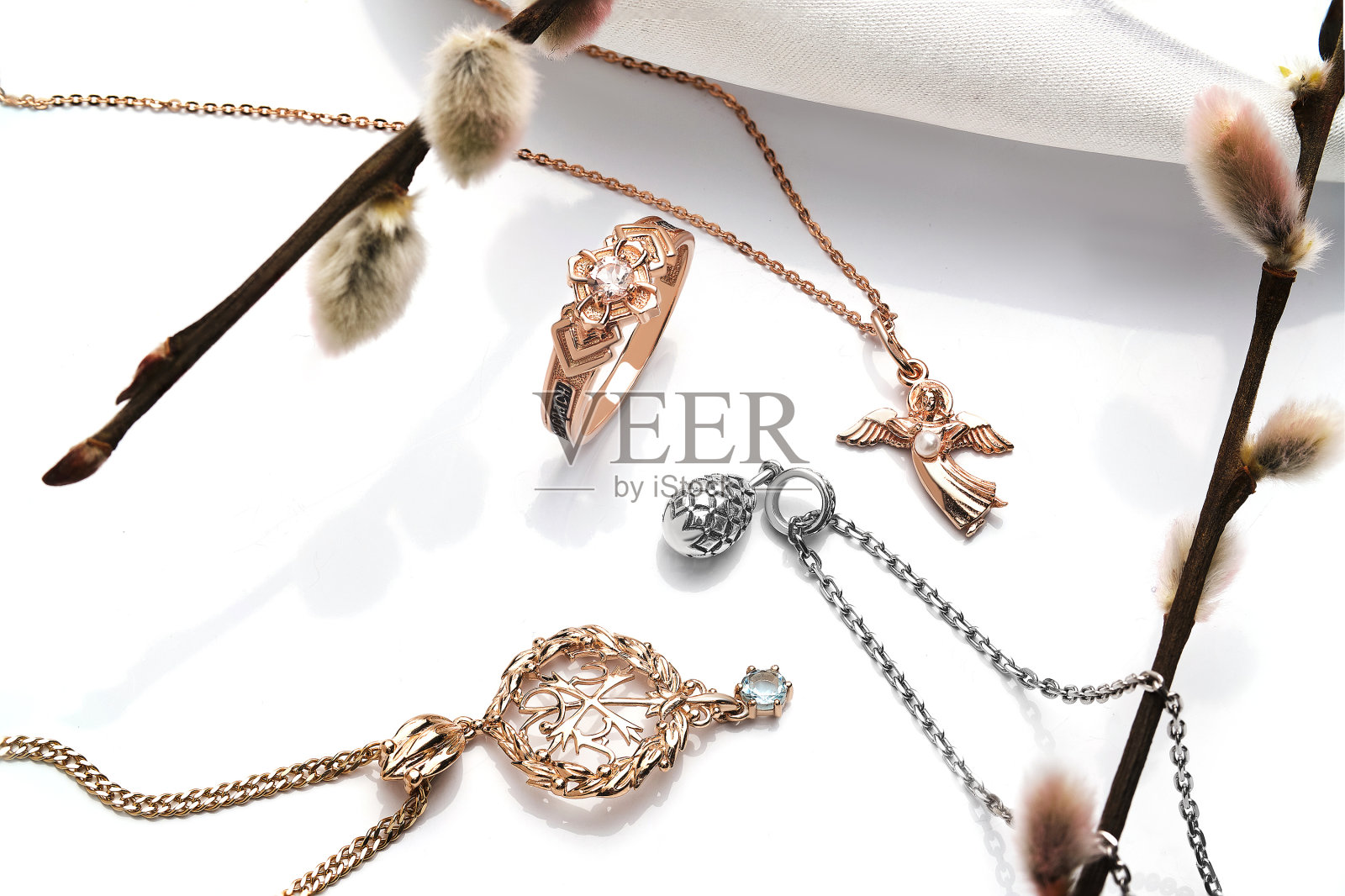 优雅的珠宝套装。镶有宝石的珠宝。首饰配件拼贴。产品静物概念。戒指、项链和耳环。照片摄影图片