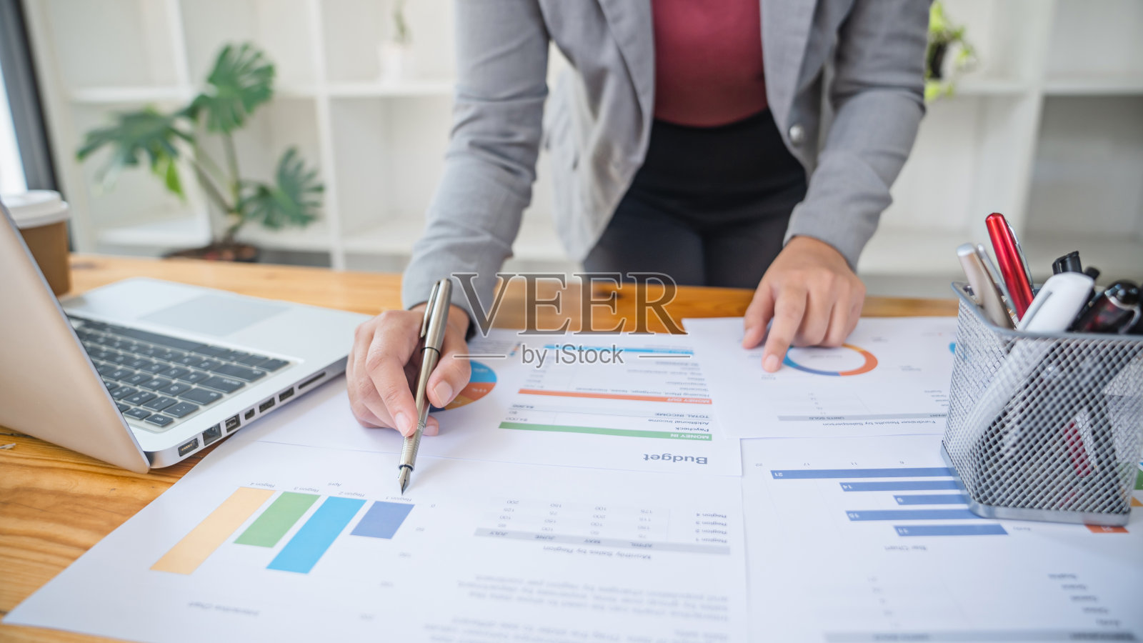 会计或银行家计算簿记员，银行顾问和审计员。会计的概念照片摄影图片