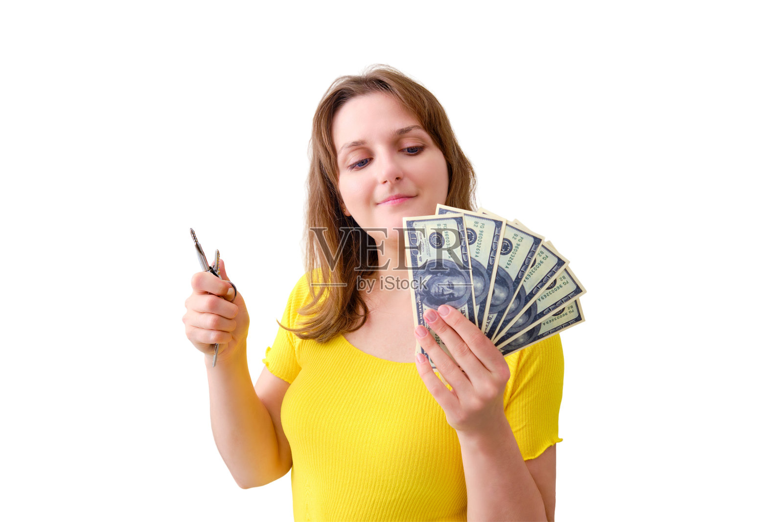 一个快乐的女人买了一套新的现代公寓，手里拿着钱，孤立在白色的背景上照片摄影图片