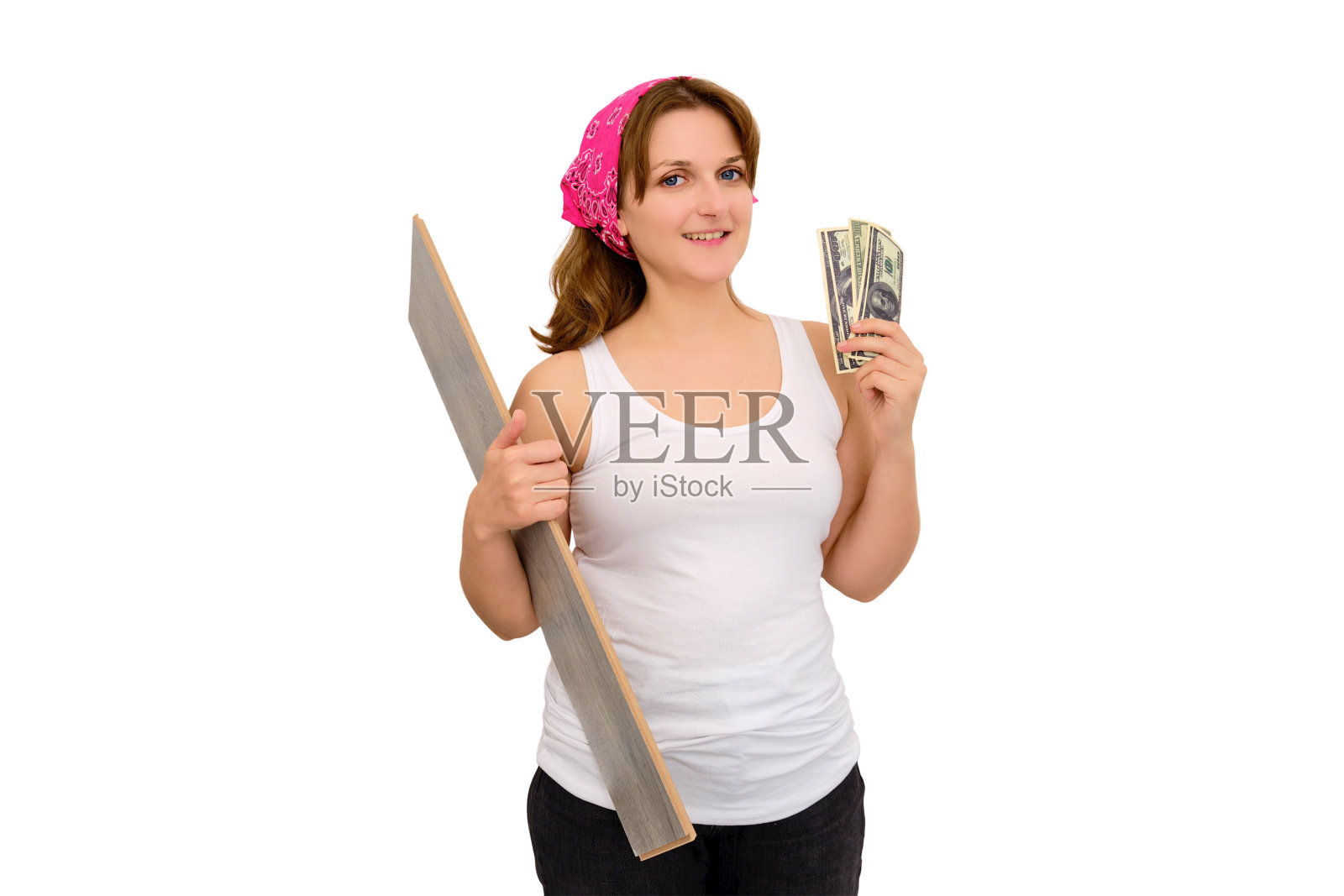 从事公寓维修的工人的报酬，隔离在白色背景上。满意的修理工看着钱笑了，美元现金。修理新房子的钱。照片摄影图片