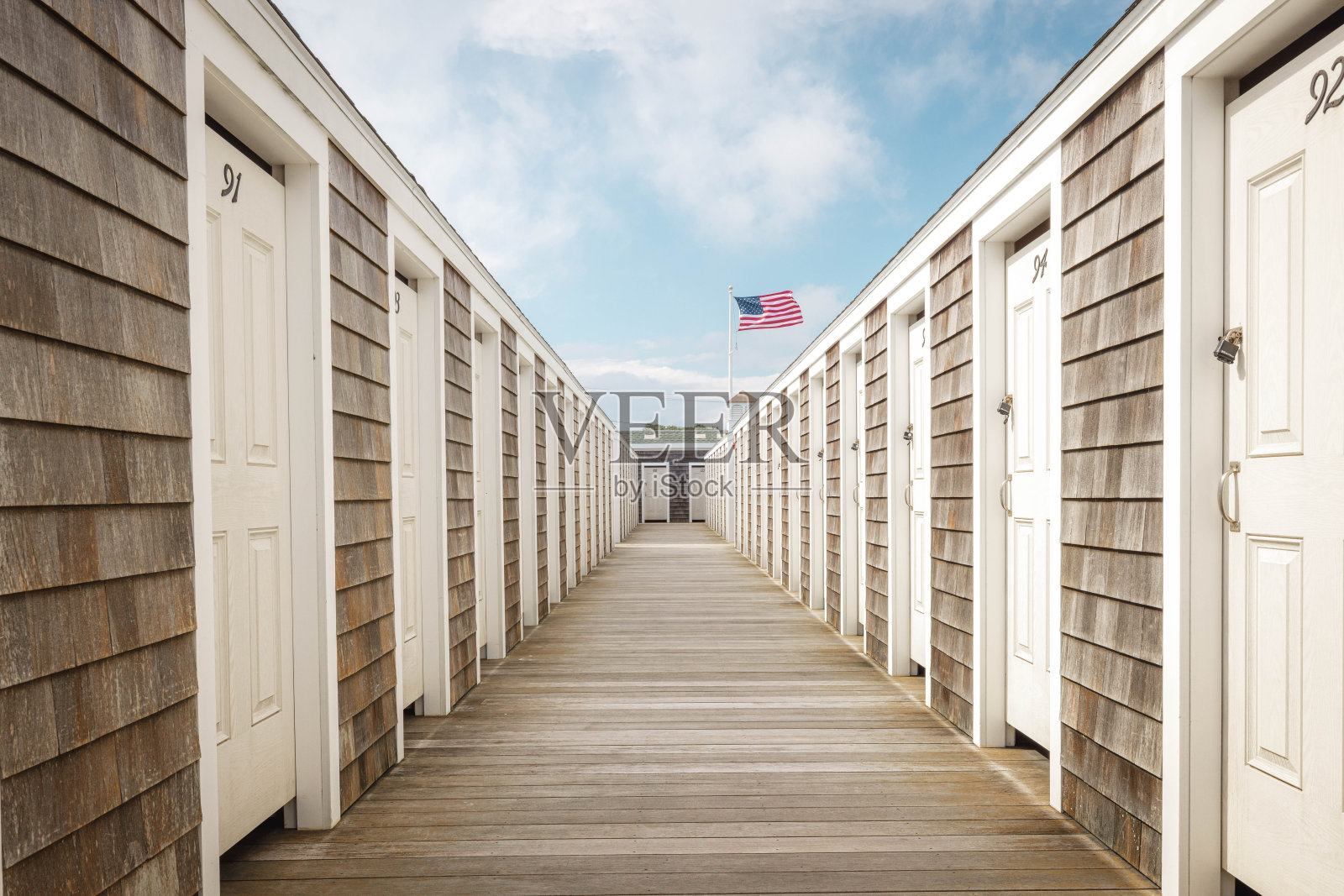 夏日的海滩小屋照片摄影图片