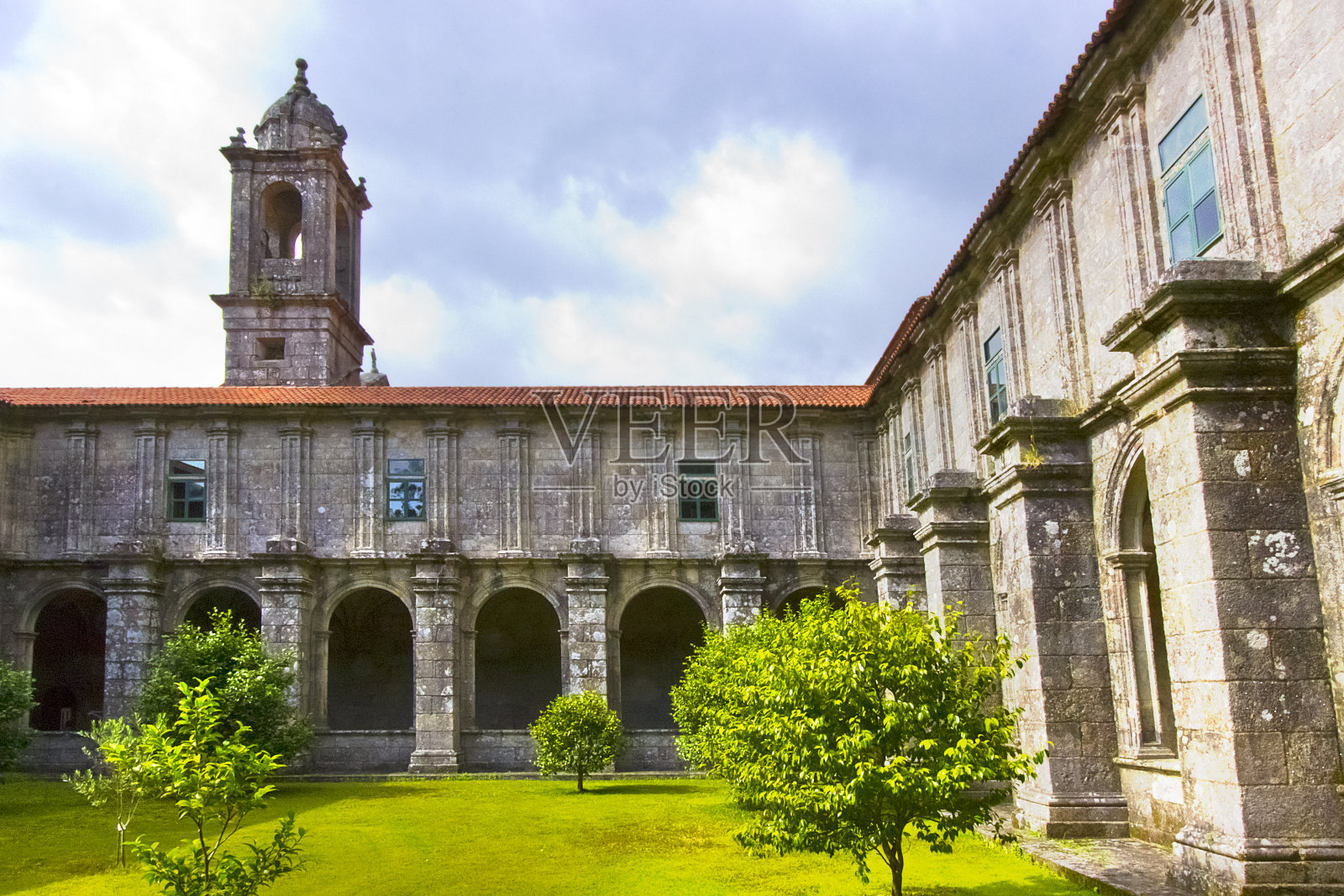 Santa María de Armenteira修道院教堂回廊，加利西亚，西班牙。照片摄影图片