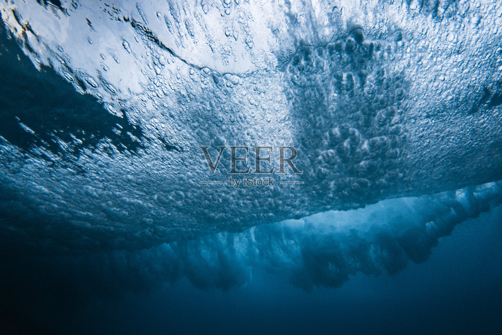 水下照片下的破碎波爆炸与高对比度分散的水模式使用闪光灯照片摄影图片