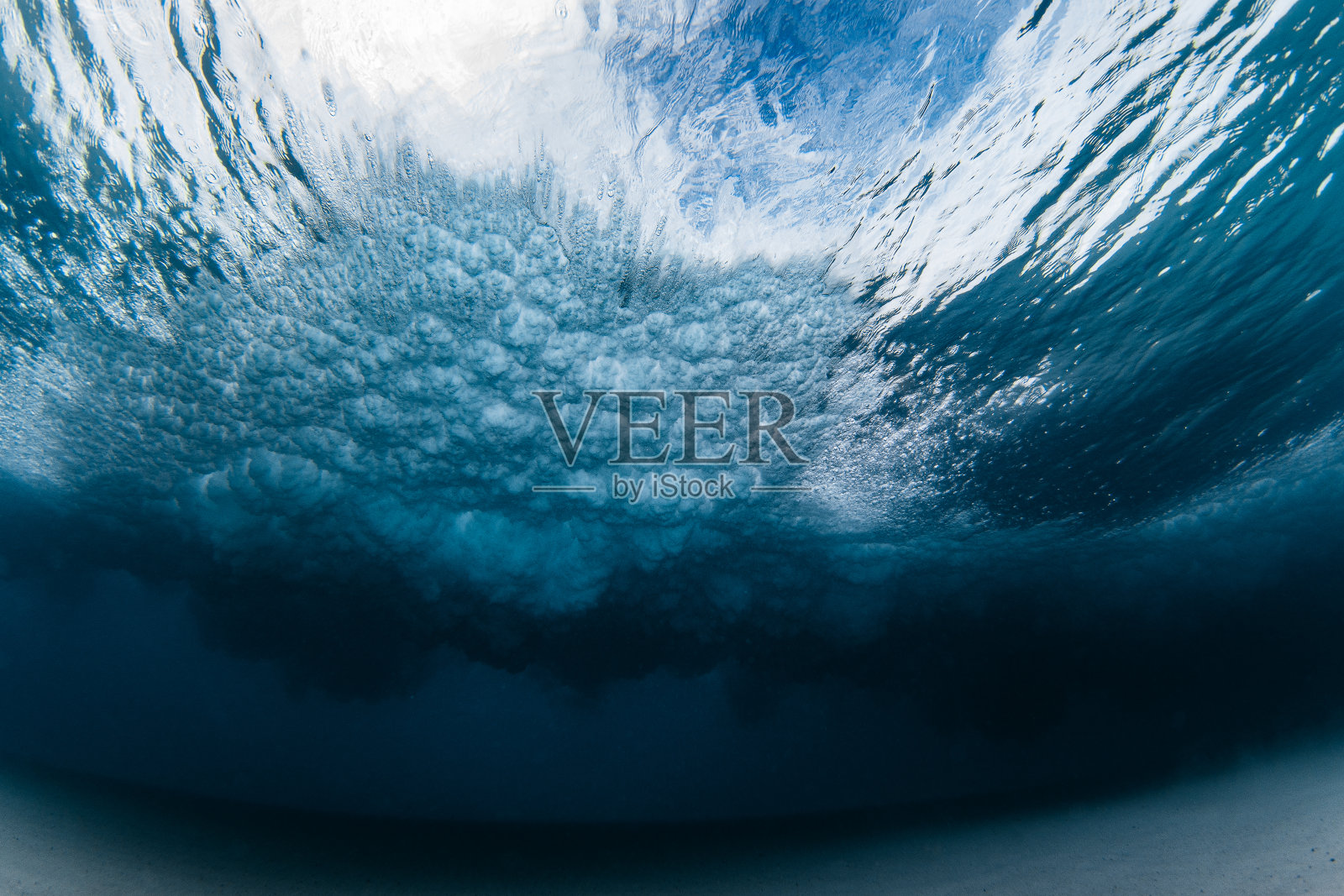 水下照片下的破碎波爆炸与高对比度分散的水模式使用闪光灯照片摄影图片